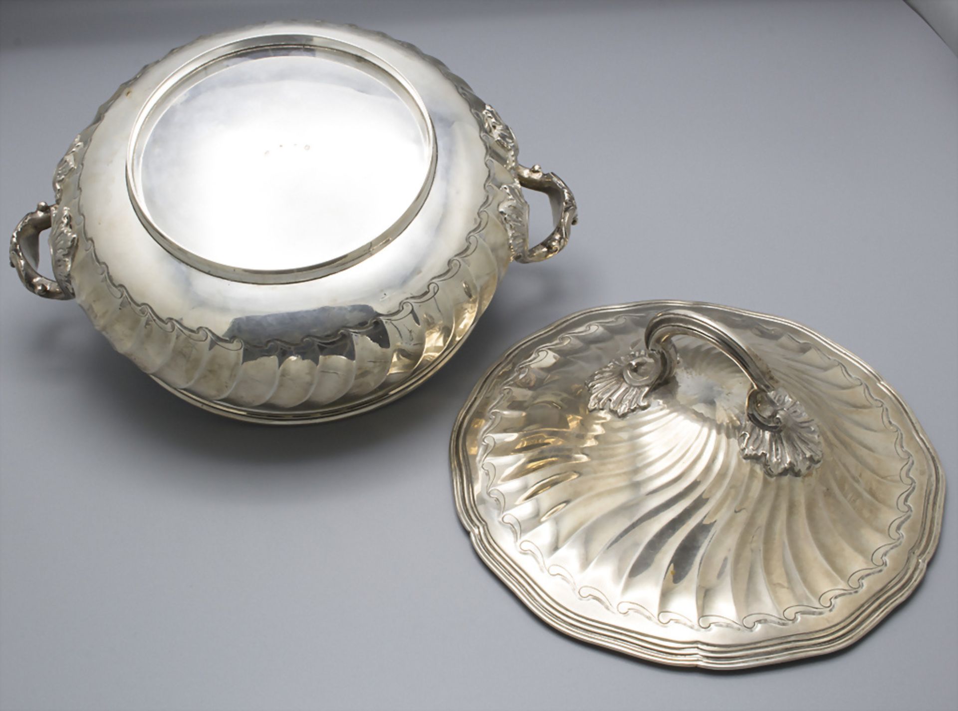 Écuelle / Wöchnerinnenschüssel / Légumier couvert en argent massif / A silver vegetable tureen ... - Image 6 of 7