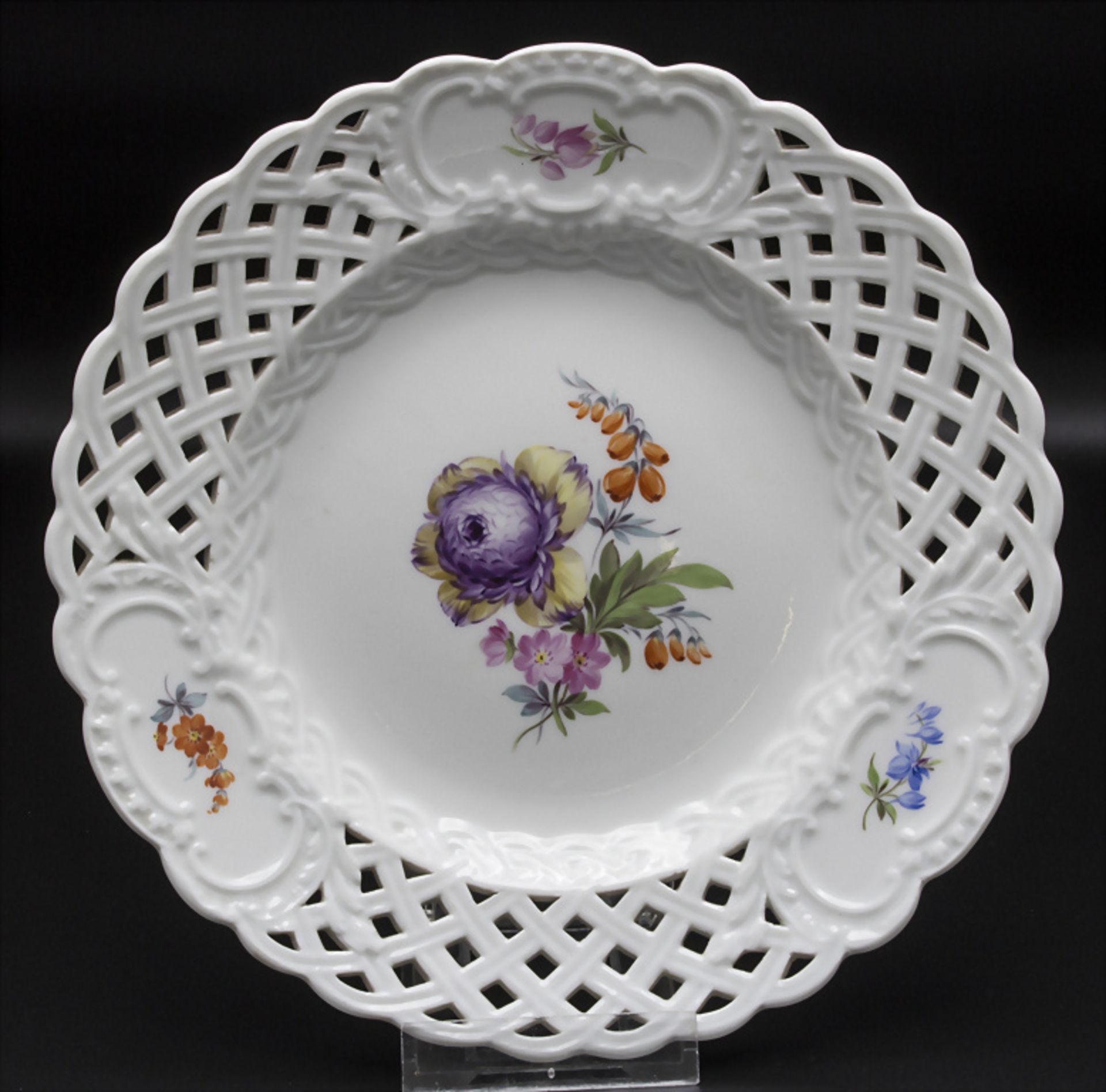 Durchbruchteller mit Blumenmalerei / A breakthrough plate with flowers, Meissen, 1. Hälfte 19. Jh.