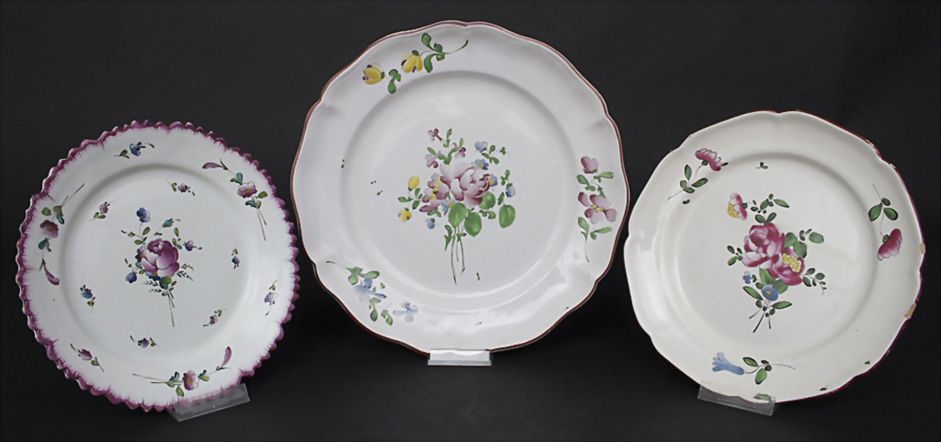 Konvolut 3 Fayence-Teller mit Blumenmalerei / A set of 3 faience plates with flowers, ...