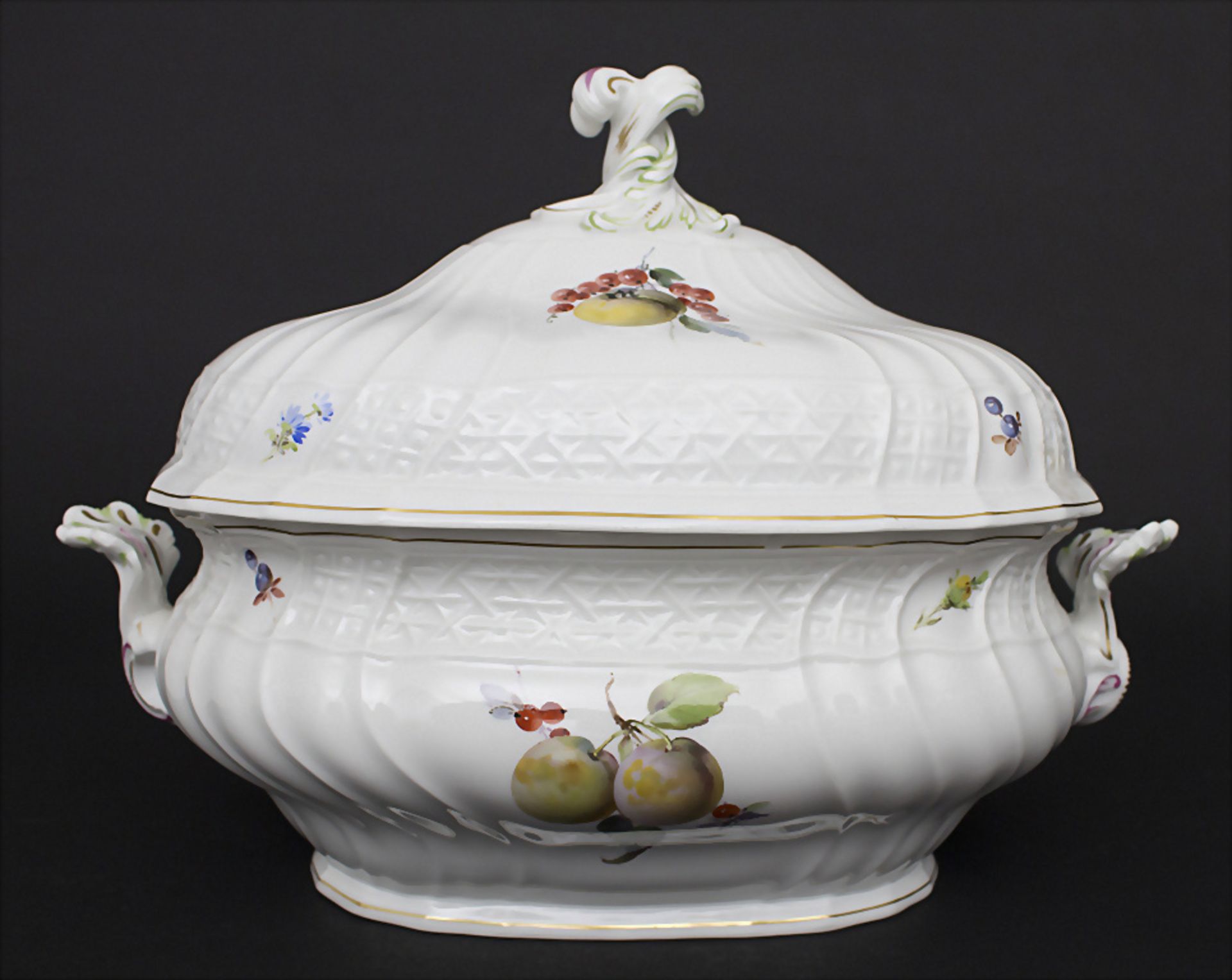 Große ovale Deckelterrine und Gemüseplatte mit Früchtemalerei / An oval covered tureen and ... - Image 5 of 10