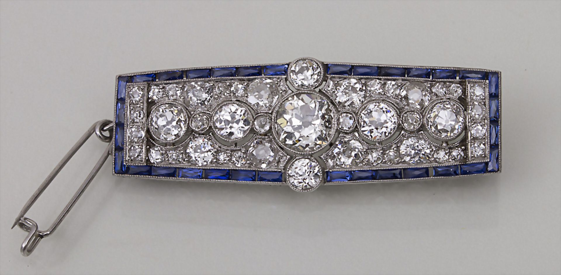 Art Deco Brosche mit Saphiren und Diamanten / Brooch with Sapphires and Diamonds, um 1920