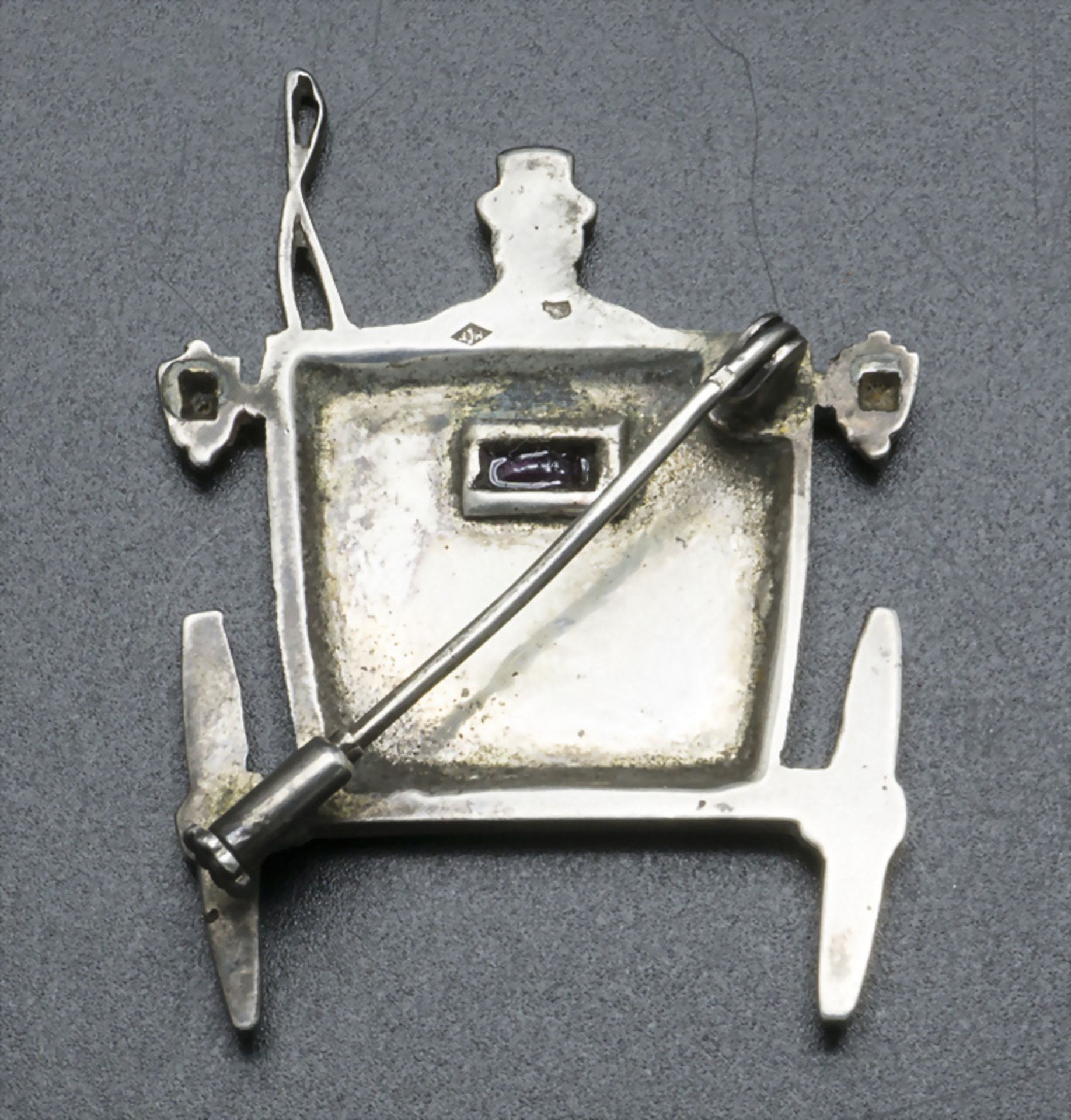 Ausgefallene Brosche in Form einer Kutsche mit Kutscher / A silver carriage brooch with 3 pink ... - Bild 2 aus 3
