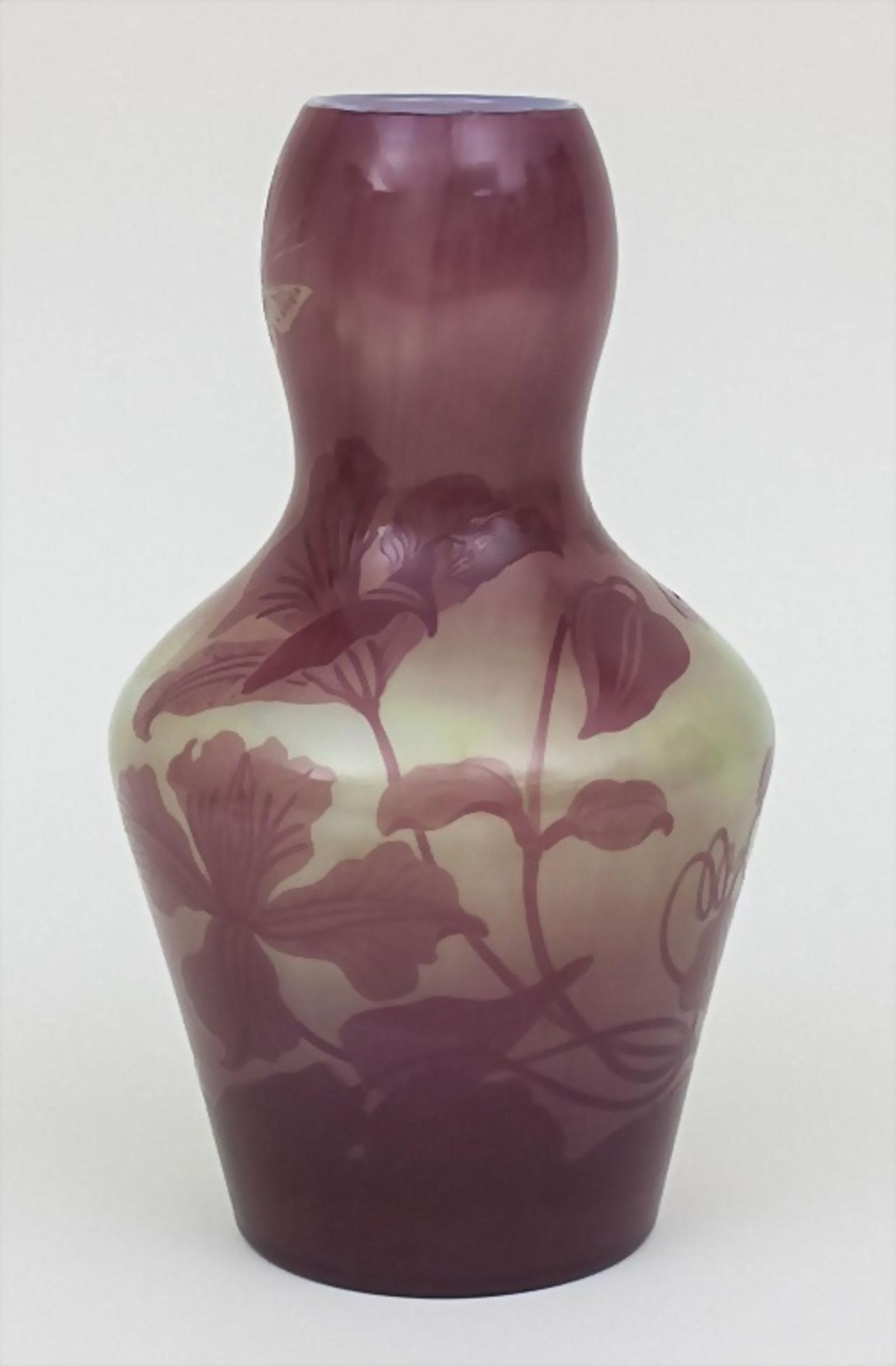 Jugendstil Vase mit Blumenranken und Schmetterlingen / An Art Nouveau Cameo Glass Vase With ... - Image 2 of 5