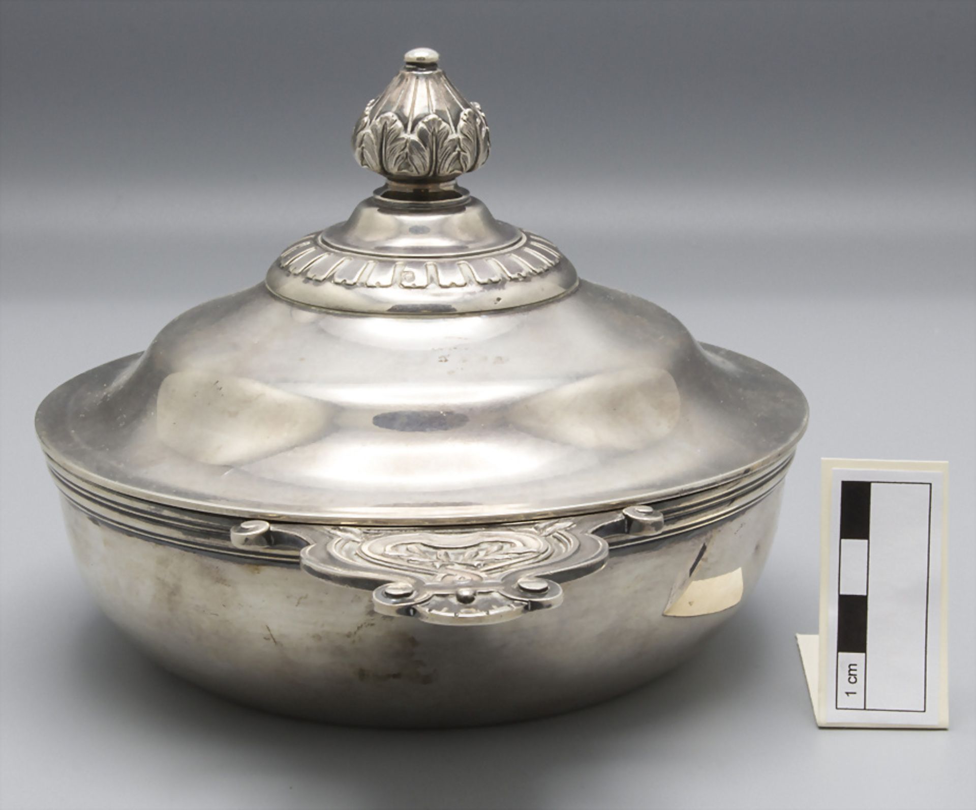 Écuelle / Wöchnerinnenschüssel / Légumier couvert en argent massif / A silver vegetable tureen ... - Image 2 of 9