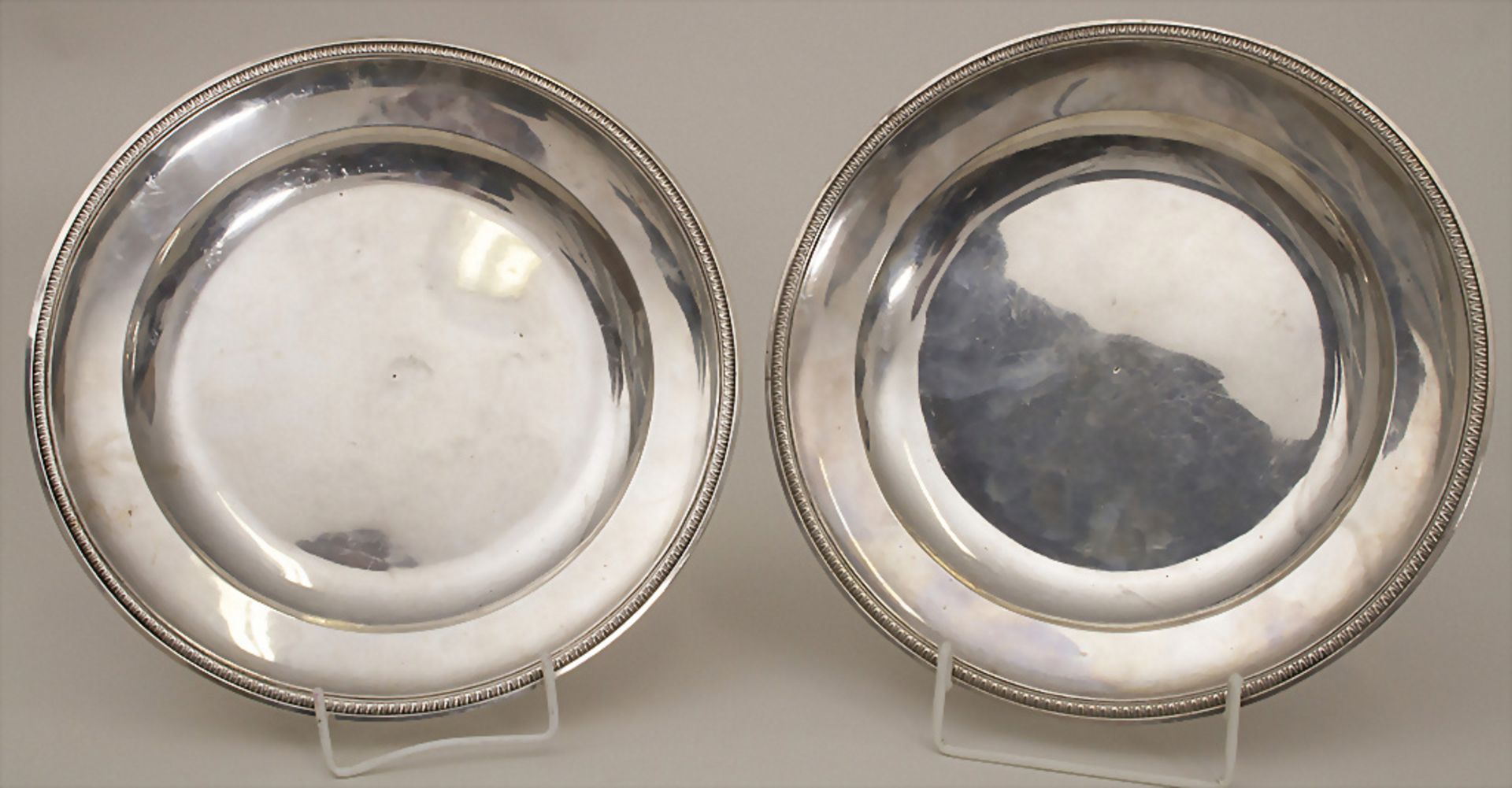 Paar Platzteller / A pair of silver underplates, Paris, um 1820