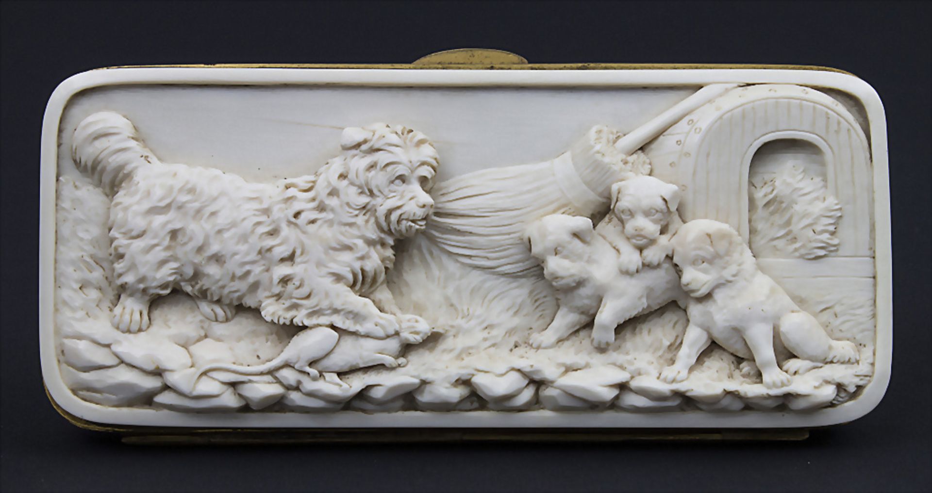 Etui mit feiner Elfenbeinschnitzerei / A case with fine ivory carving, deutsch, Ende 19. Jh.