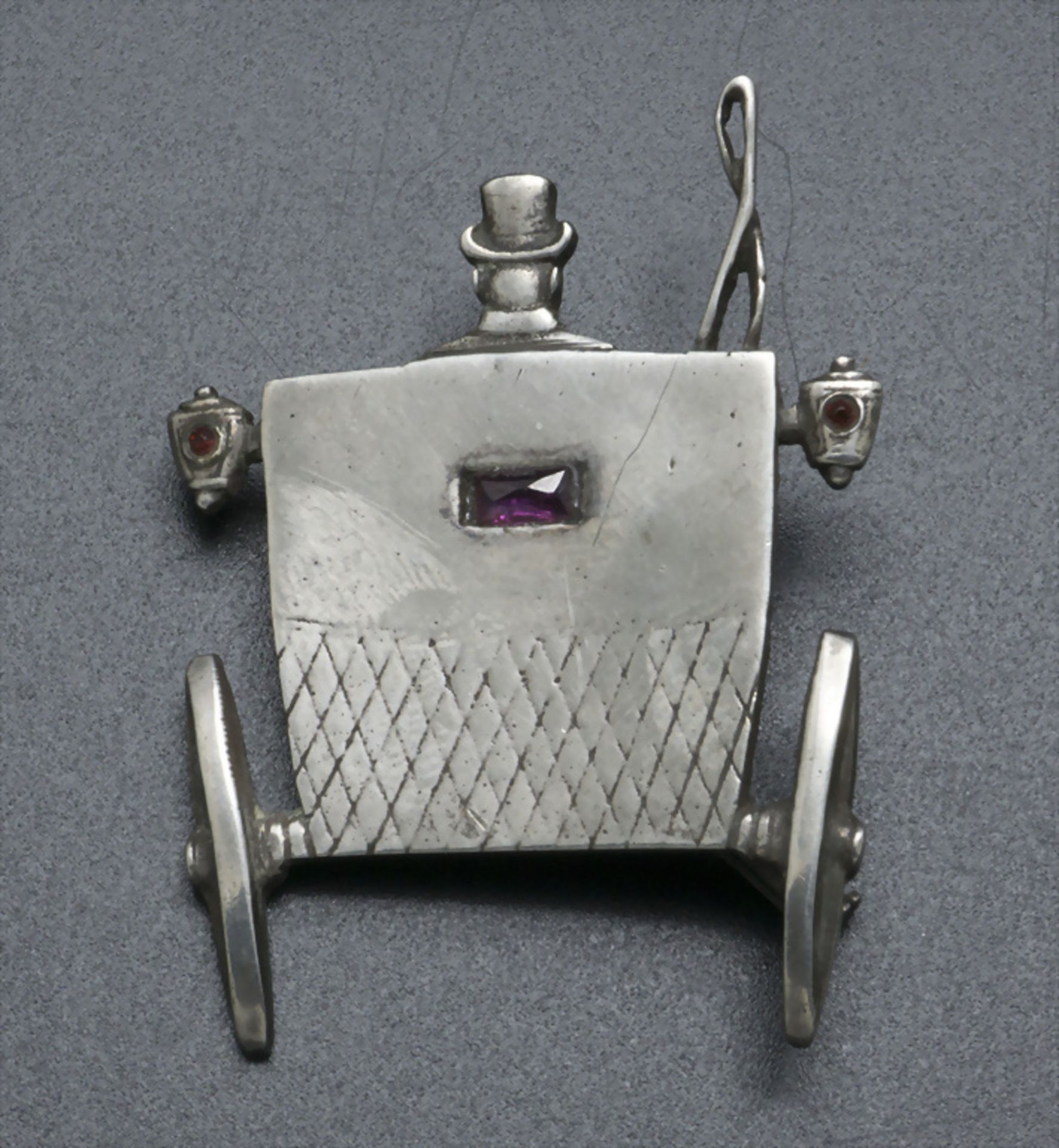 Ausgefallene Brosche in Form einer Kutsche mit Kutscher / A silver carriage brooch with 3 pink ...