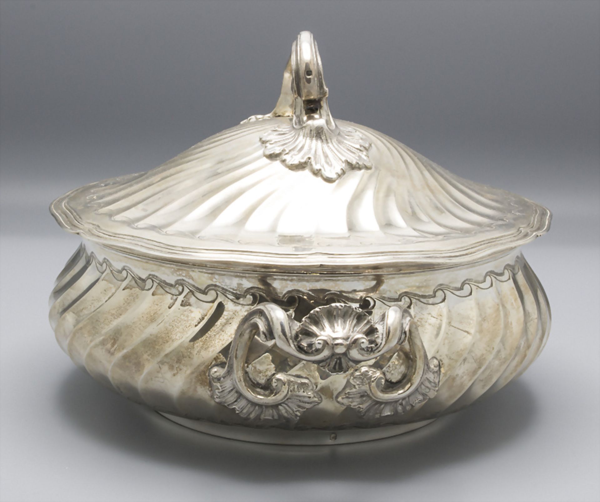 Écuelle / Wöchnerinnenschüssel / Légumier couvert en argent massif / A silver vegetable tureen ... - Image 2 of 7