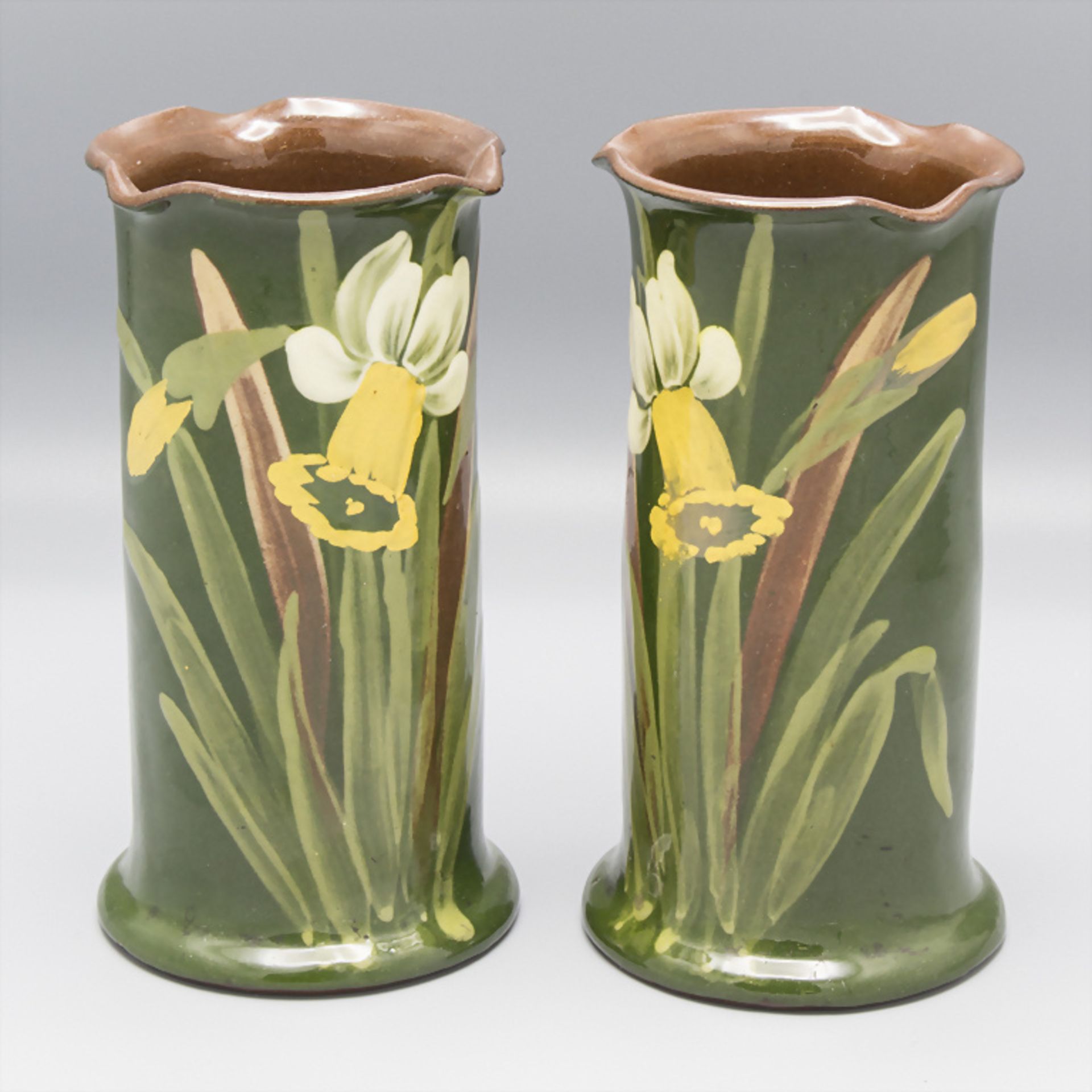 Paar Jugendstil Vasen mit Narzissen / A pair of Art Nouveau pottery vases with daffodils, ...