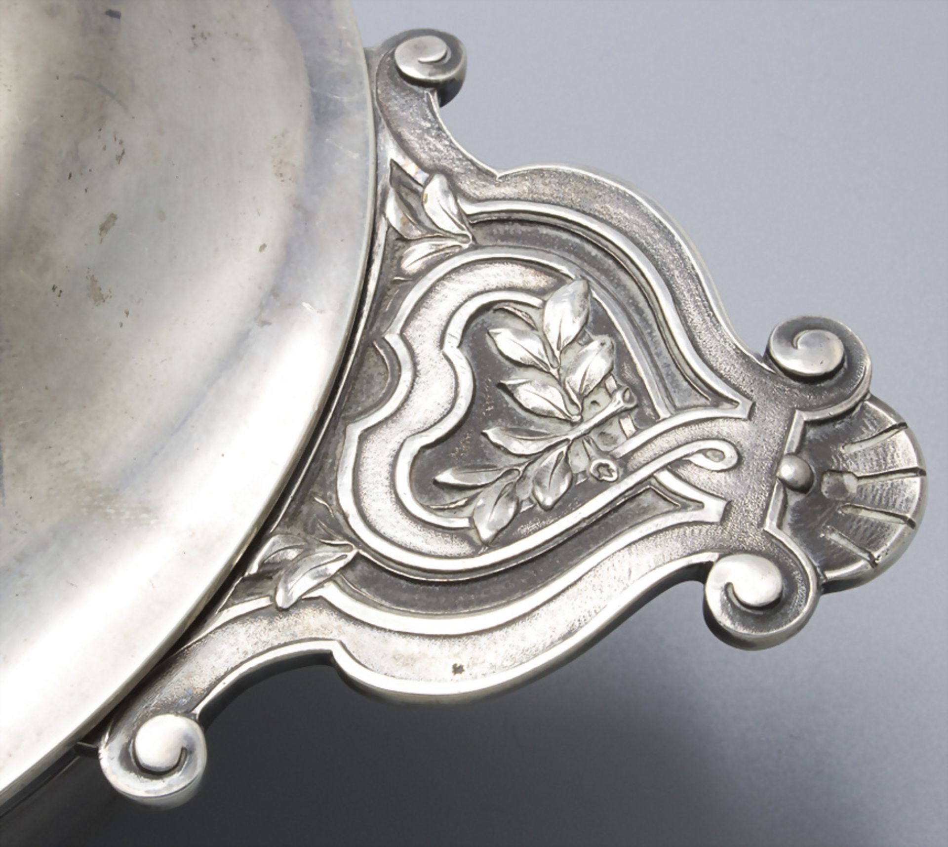 Écuelle / Wöchnerinnenschüssel / Légumier couvert en argent massif / A silver vegetable tureen ... - Image 7 of 9