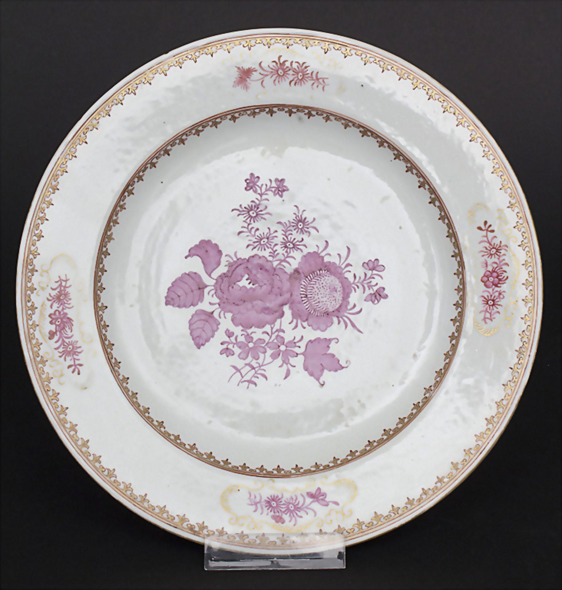 Porzellan-Teller mit Rosen- und Goldrankendekor / A porcelain plate with roses and gilt ...