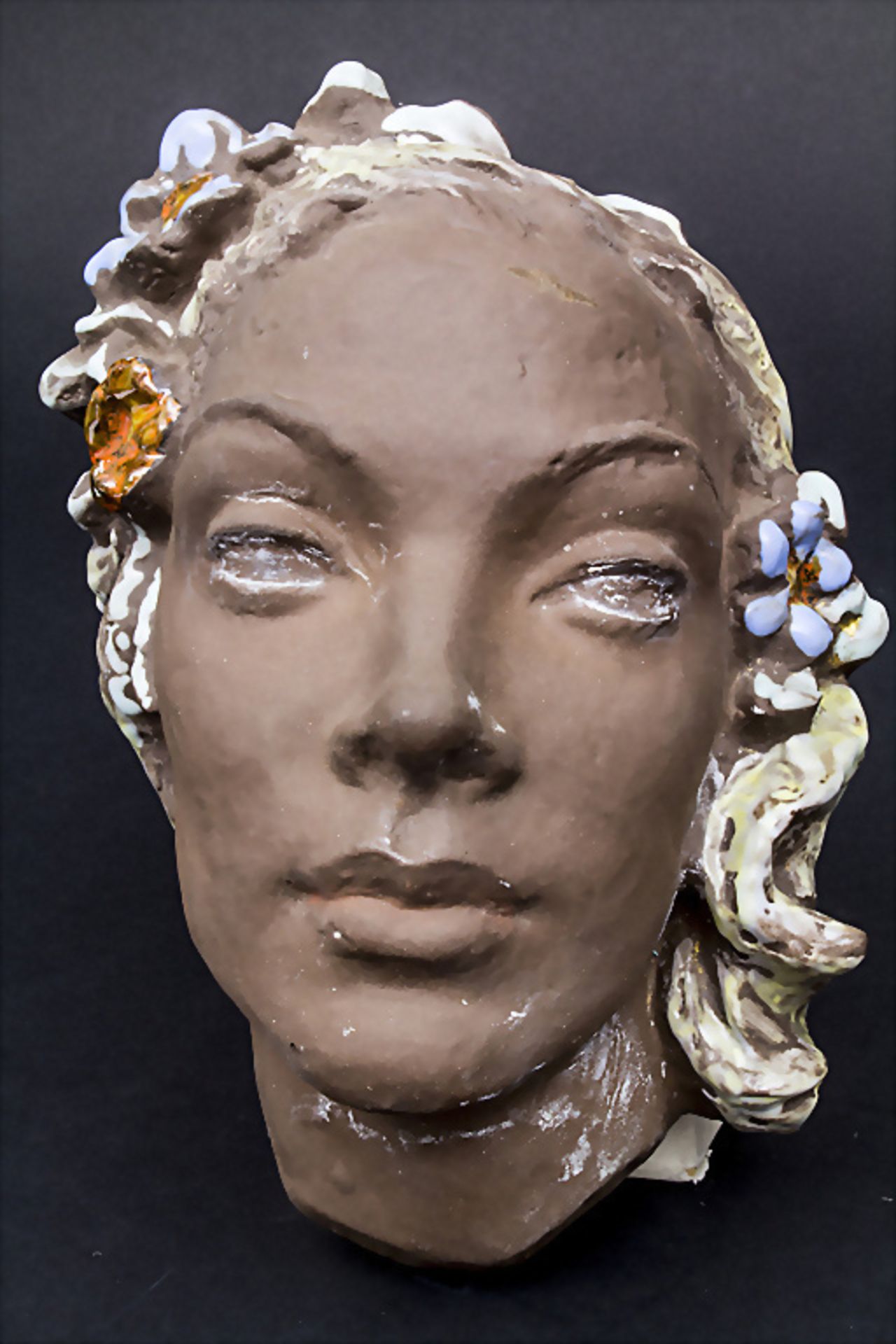Wandmaske einer jungen Frau / A wall mask of a young woman, Karlsruher Majolika, um 1958