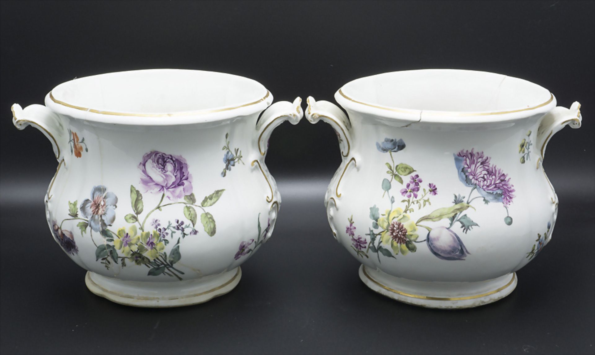 Paar frühe Cachepots mit seitlichen Handhaben / A pair of early cachepots with handles, ...