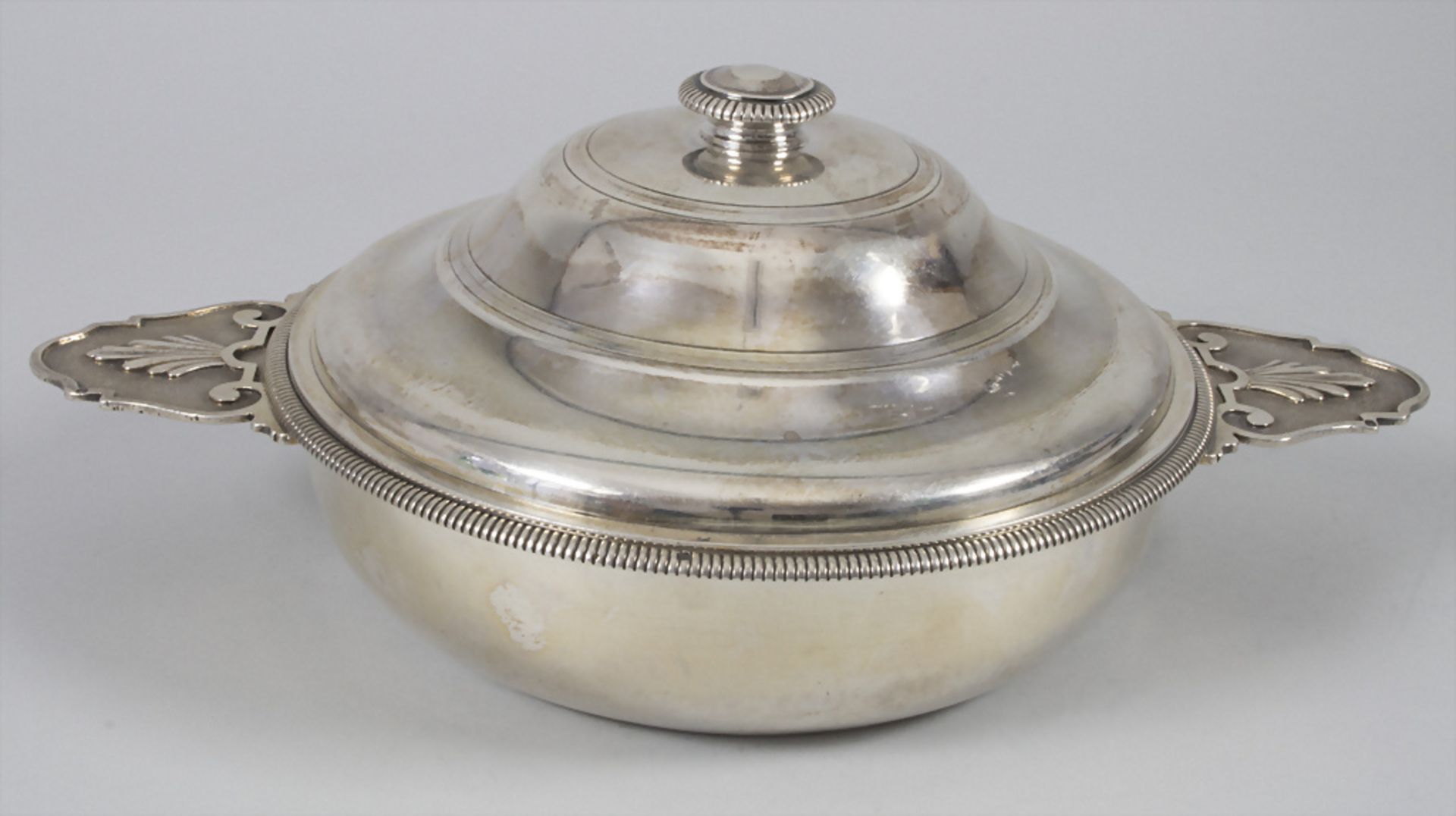 Legumier / Wöchnerinnenschüssel / Ecuelle / A silver tureen, Georges Falkenberg, Paris, 1894-1924 - Image 3 of 11