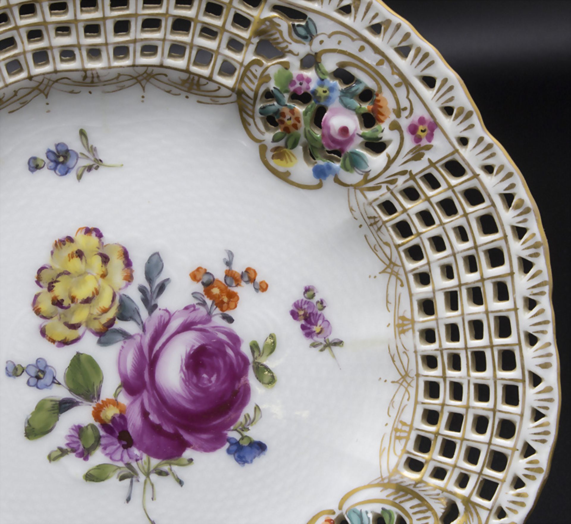 Zierteller mit Blumenbouquet / A decorative plate with flowers, Carl Thieme, Dresden, ... - Image 2 of 4