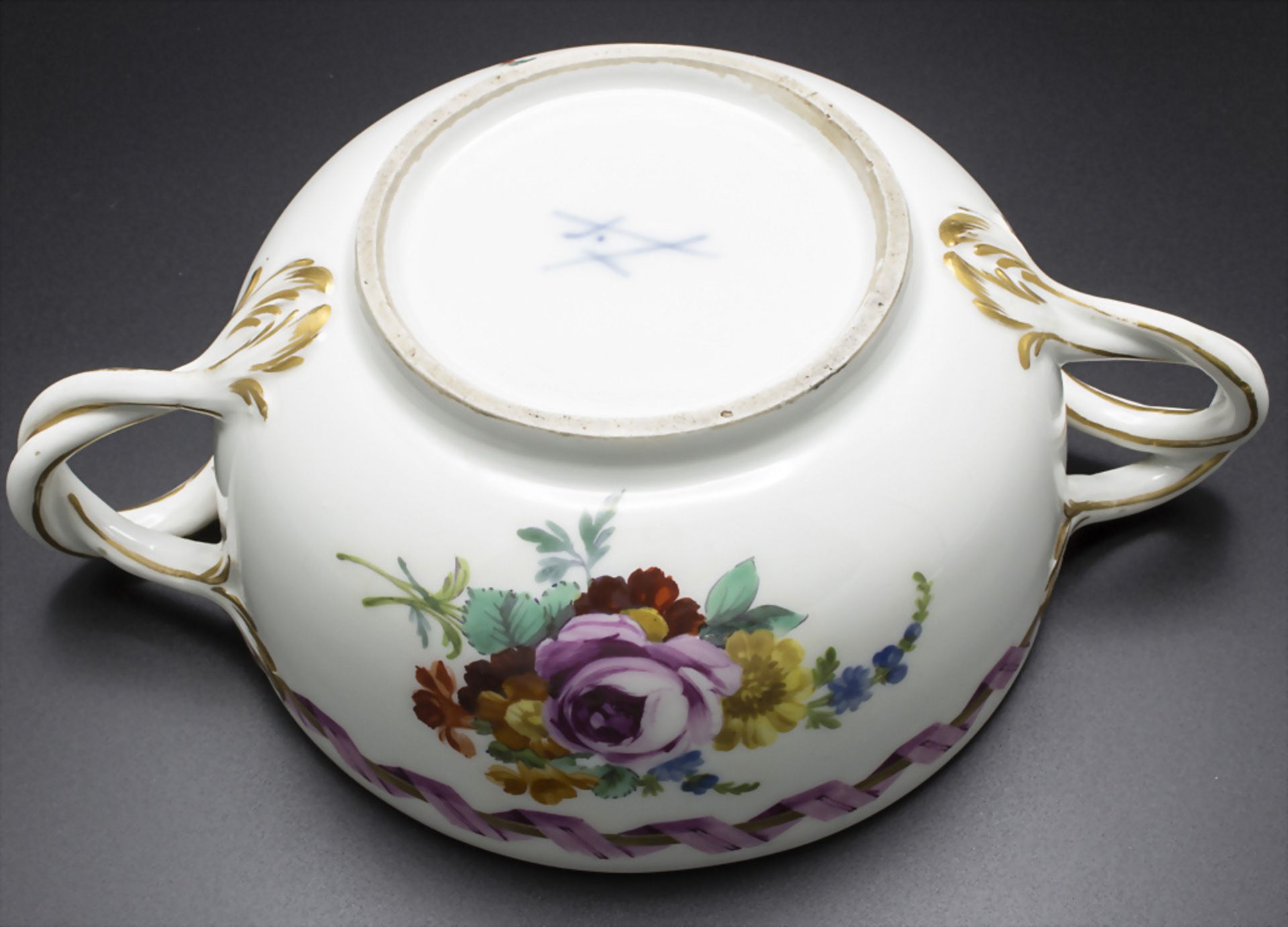 Henkelschale mit rosa Spiralband / A two handled bowl with pink spiral ribbon, Meissen, ... - Image 4 of 6