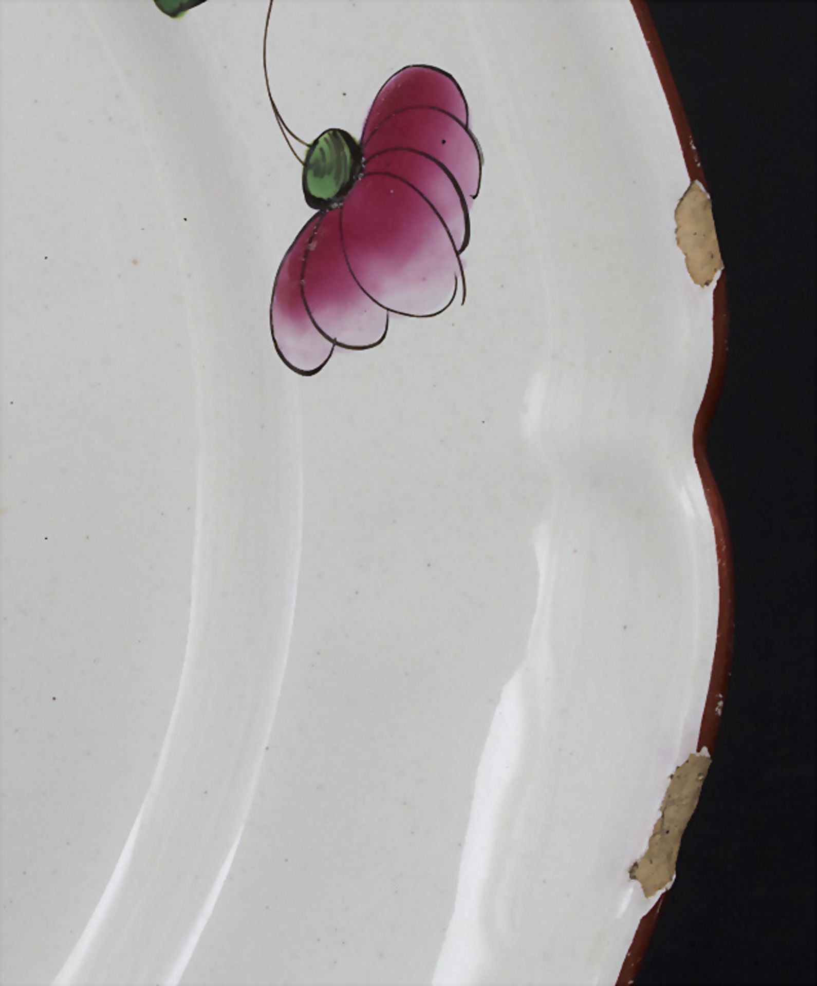 Konvolut 3 Fayence-Teller mit Blumenmalerei / A set of 3 faience plates with flowers, ... - Image 7 of 7