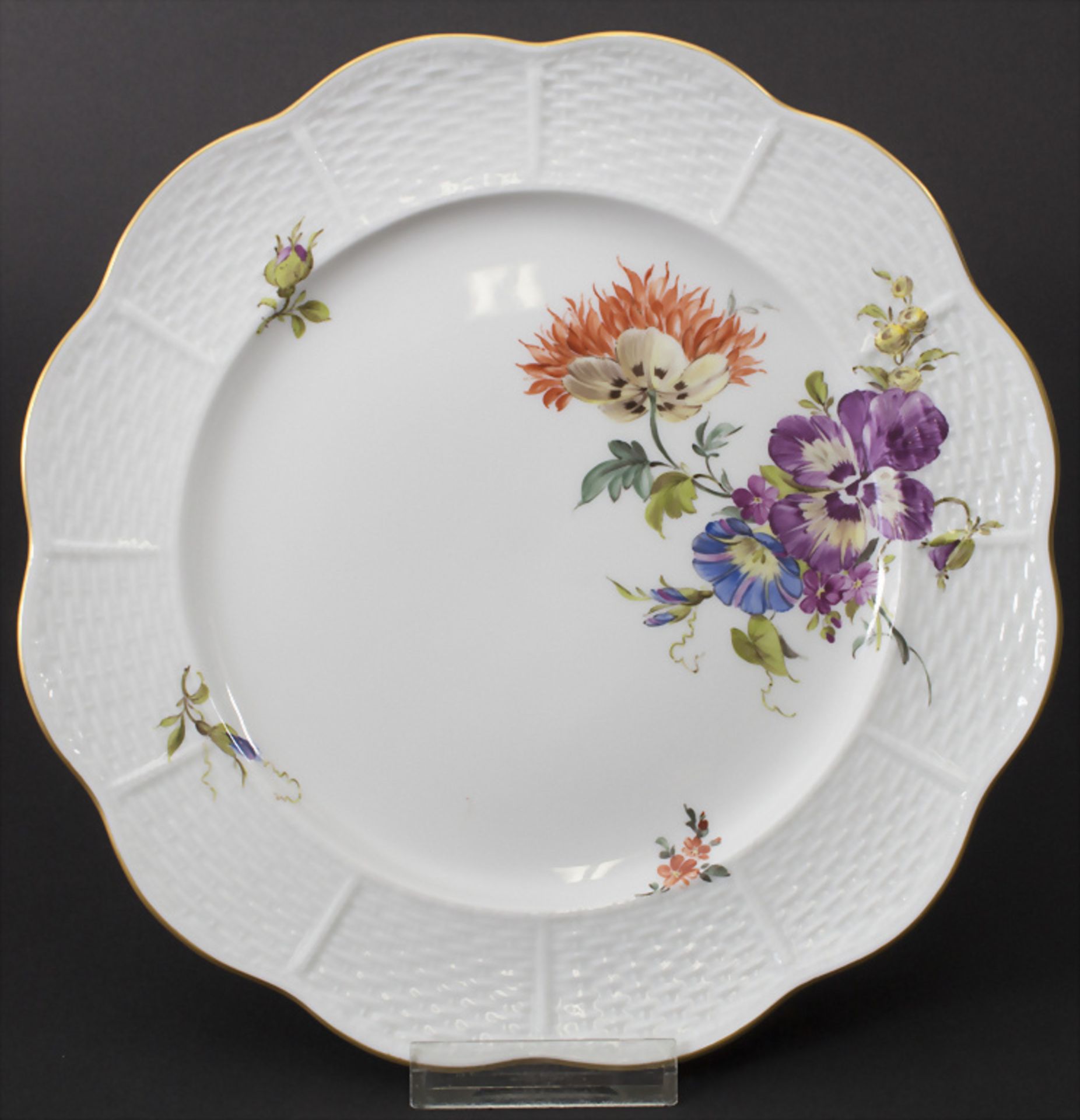 Teller mit Blumenmalerei / A plate with flowers, Ludwigsburg, Ende 20. Jh.