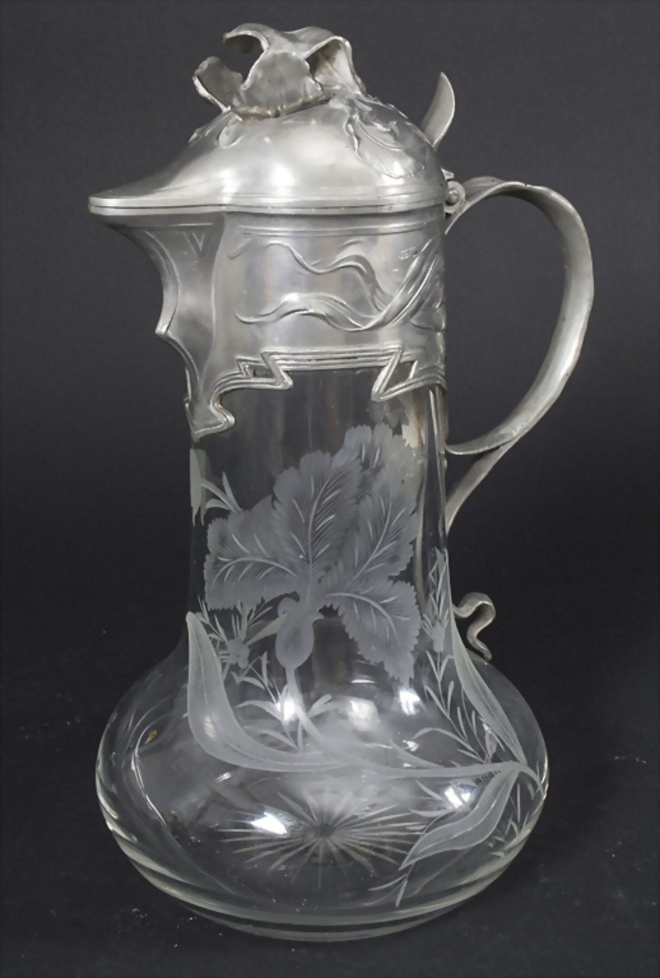 Jugendstil Karaffe mit Lilien / An Art Nouveau decanter with lilies, wohl deutsch, um 1900