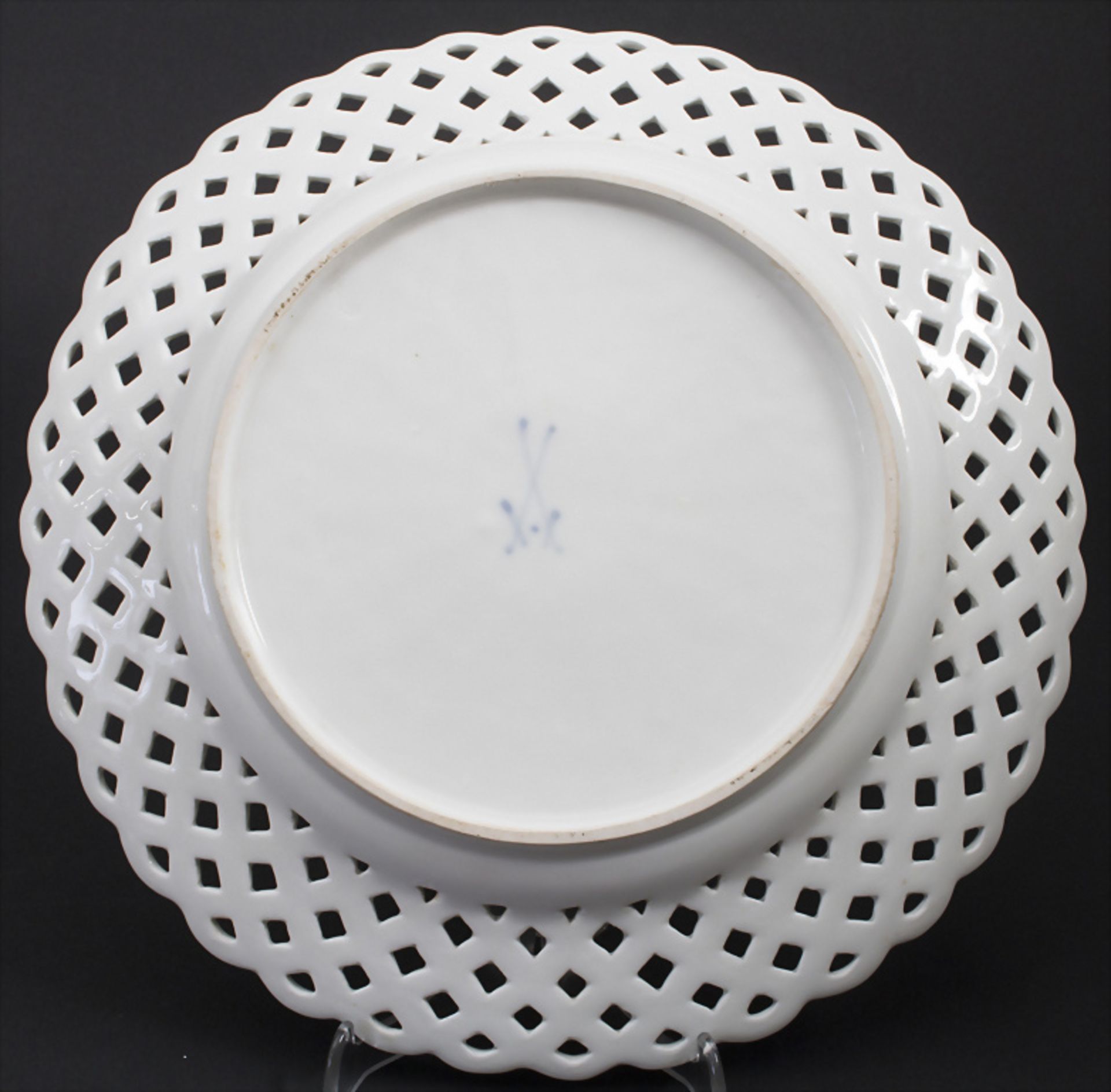 Dessert-Teller mit durchbrochenem Korbflechtrand / A dessert plate with openwork, Meissen, ... - Image 4 of 5