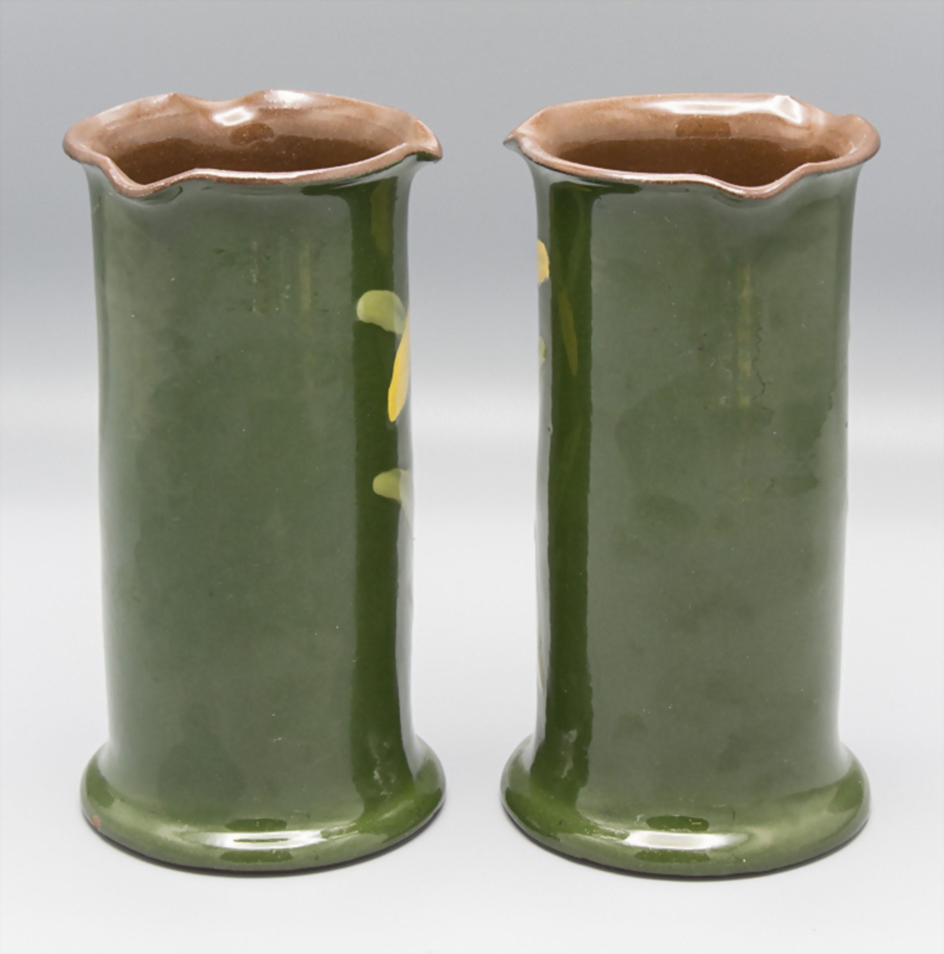 Paar Jugendstil Vasen mit Narzissen / A pair of Art Nouveau pottery vases with daffodils, ... - Image 2 of 3