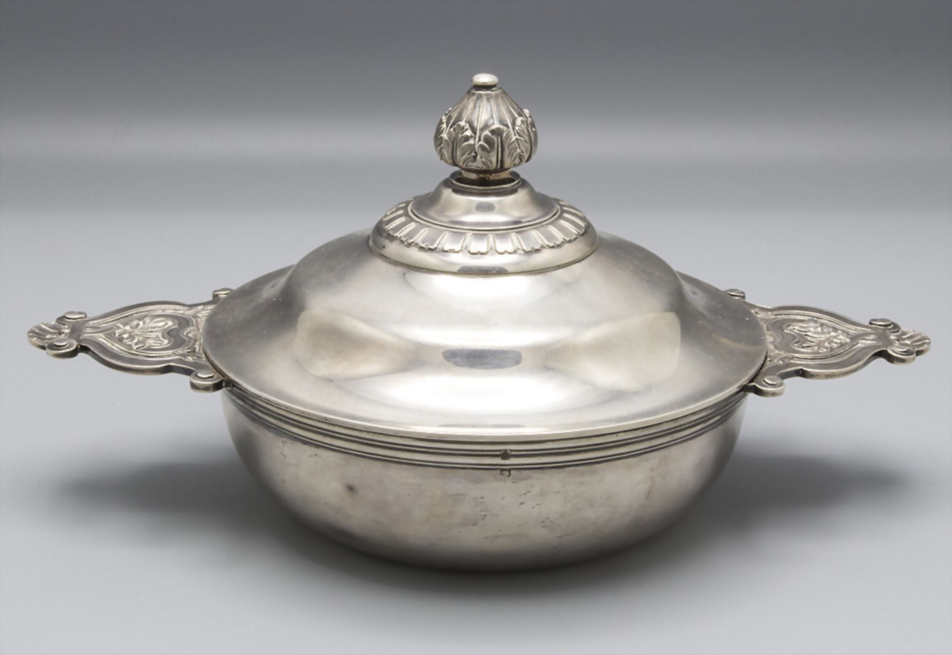 Écuelle / Wöchnerinnenschüssel / Légumier couvert en argent massif / A silver vegetable tureen ...