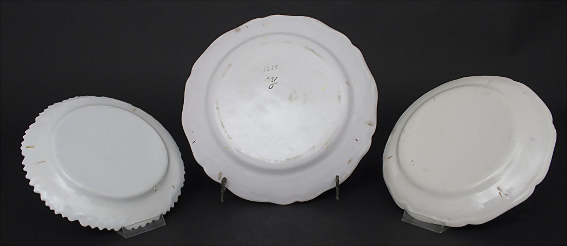 Konvolut 3 Fayence-Teller mit Blumenmalerei / A set of 3 faience plates with flowers, ... - Image 2 of 7