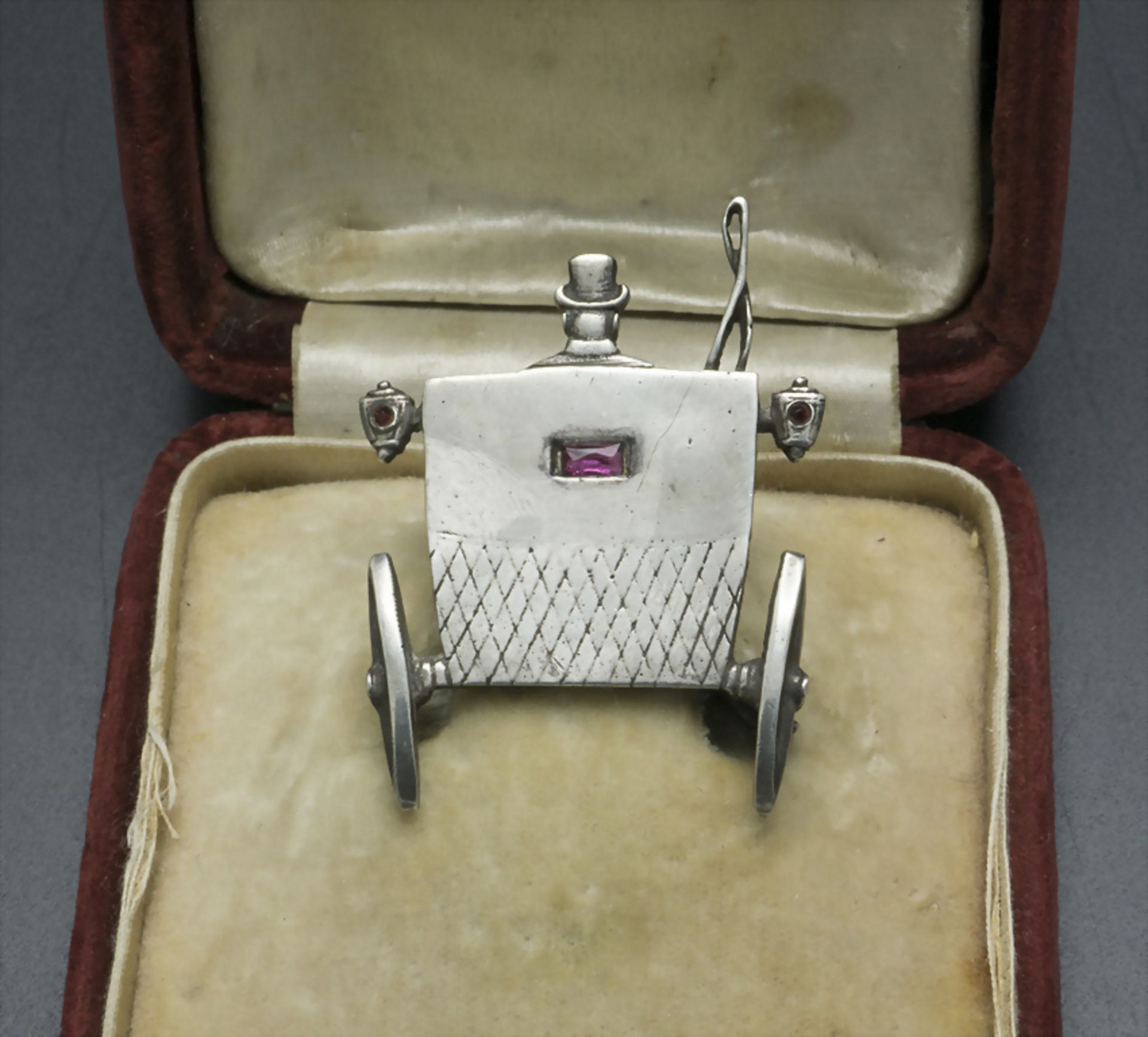 Ausgefallene Brosche in Form einer Kutsche mit Kutscher / A silver carriage brooch with 3 pink ... - Bild 3 aus 3