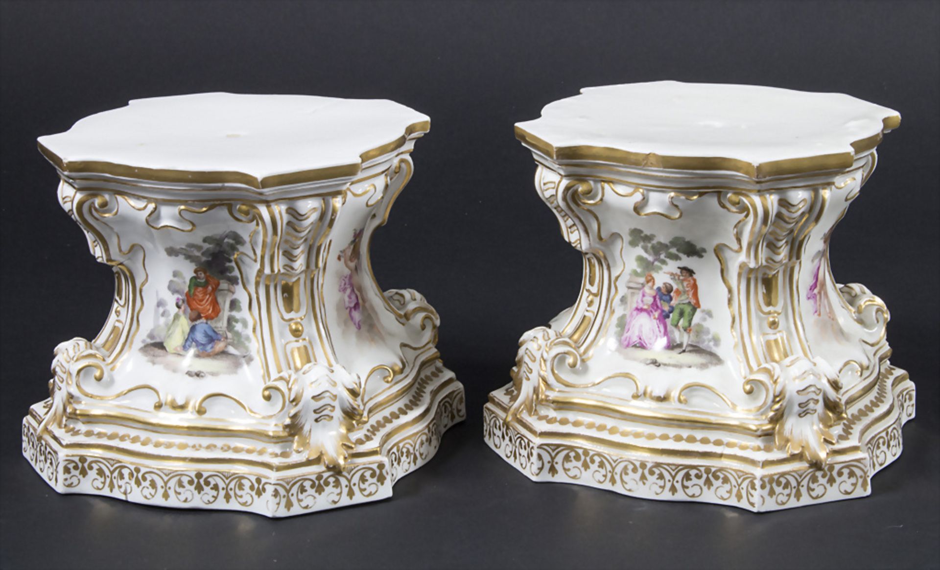 Paar Postamente mit Watteau Szenen / A pair of early pedestals with Watteau scenes, Meissen, ...