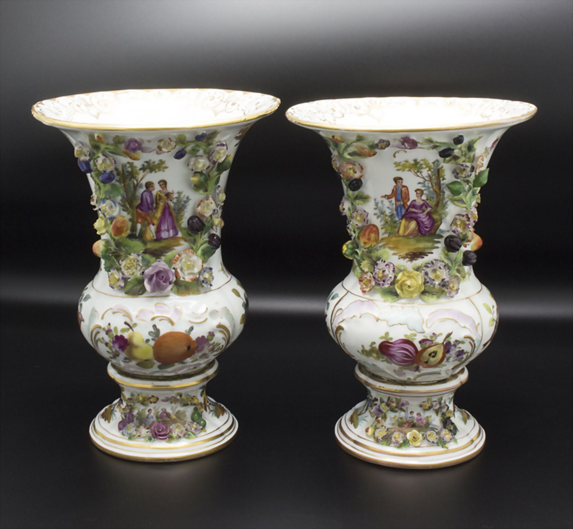 Paar Kratervasen mit galanten Szenen / A pair of urn vases with courting scenes, Carl Thieme, ...
