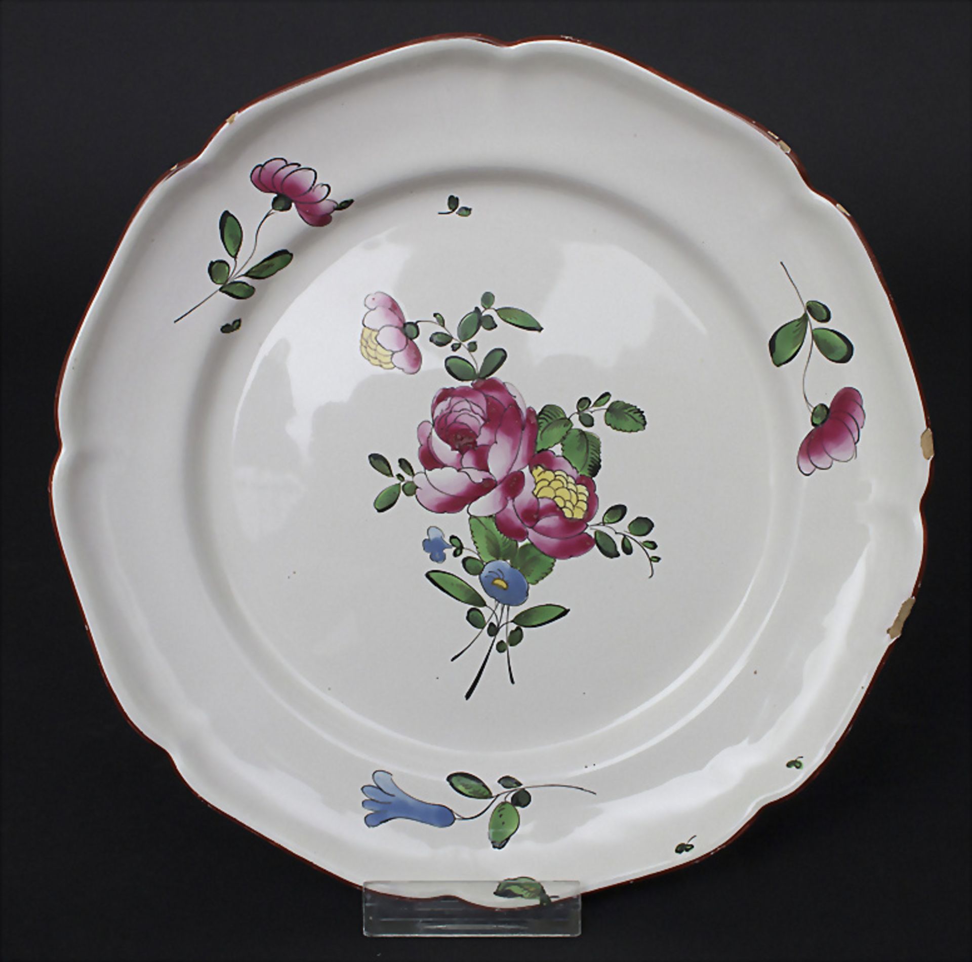 Konvolut 3 Fayence-Teller mit Blumenmalerei / A set of 3 faience plates with flowers, ... - Image 3 of 7