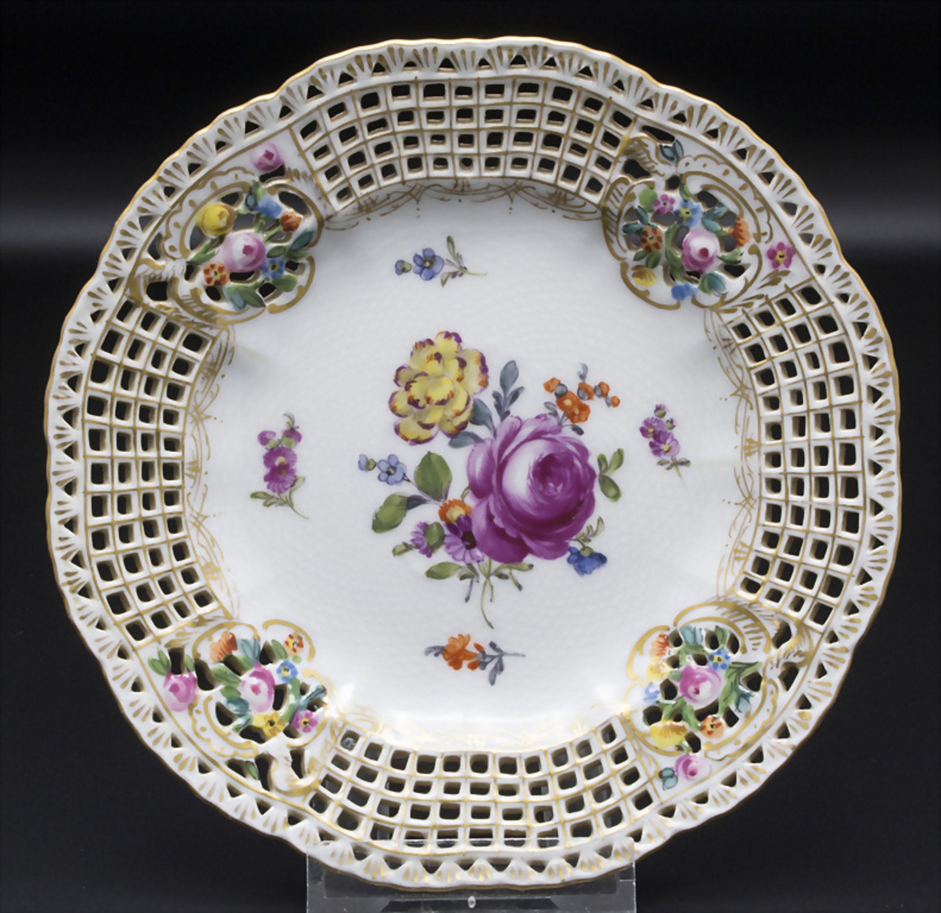 Zierteller mit Blumenbouquet / A decorative plate with flowers, Carl Thieme, Dresden, ...