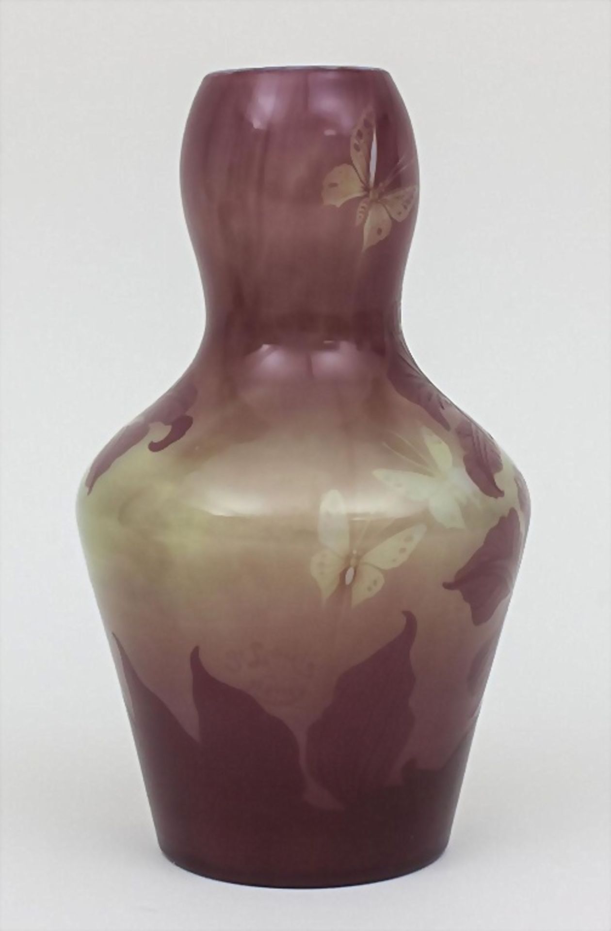 Jugendstil Vase mit Blumenranken und Schmetterlingen / An Art Nouveau Cameo Glass Vase With ... - Image 3 of 5