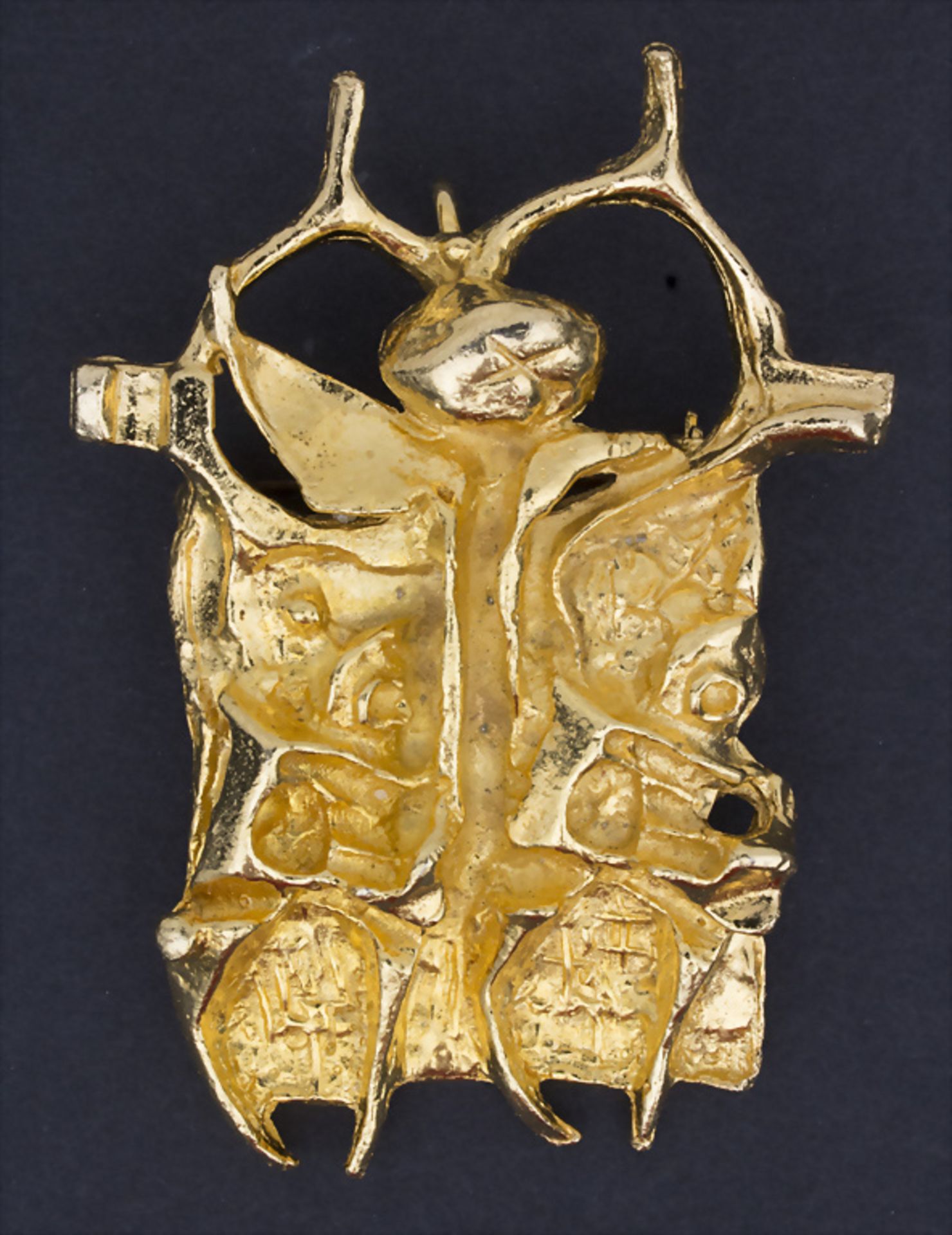 Igael Tumarkin (*1933), Goldbrosche mit stilisierten Figuren / A gold brooch wtih stylised figures