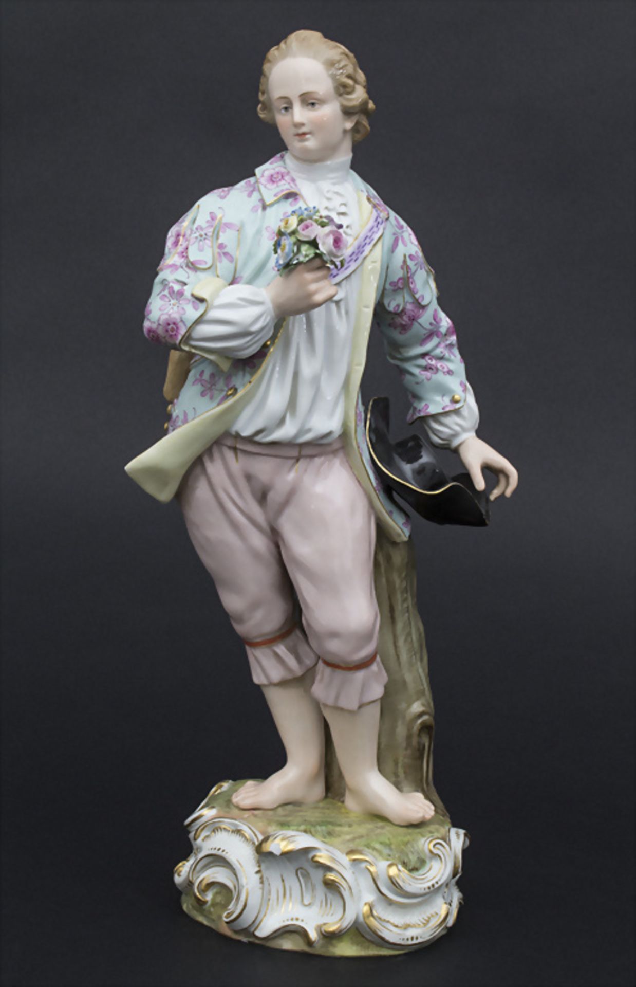 Große Figur eines jungen Mannes mit Blumenstrauß / A large figure of a young man with flower ...