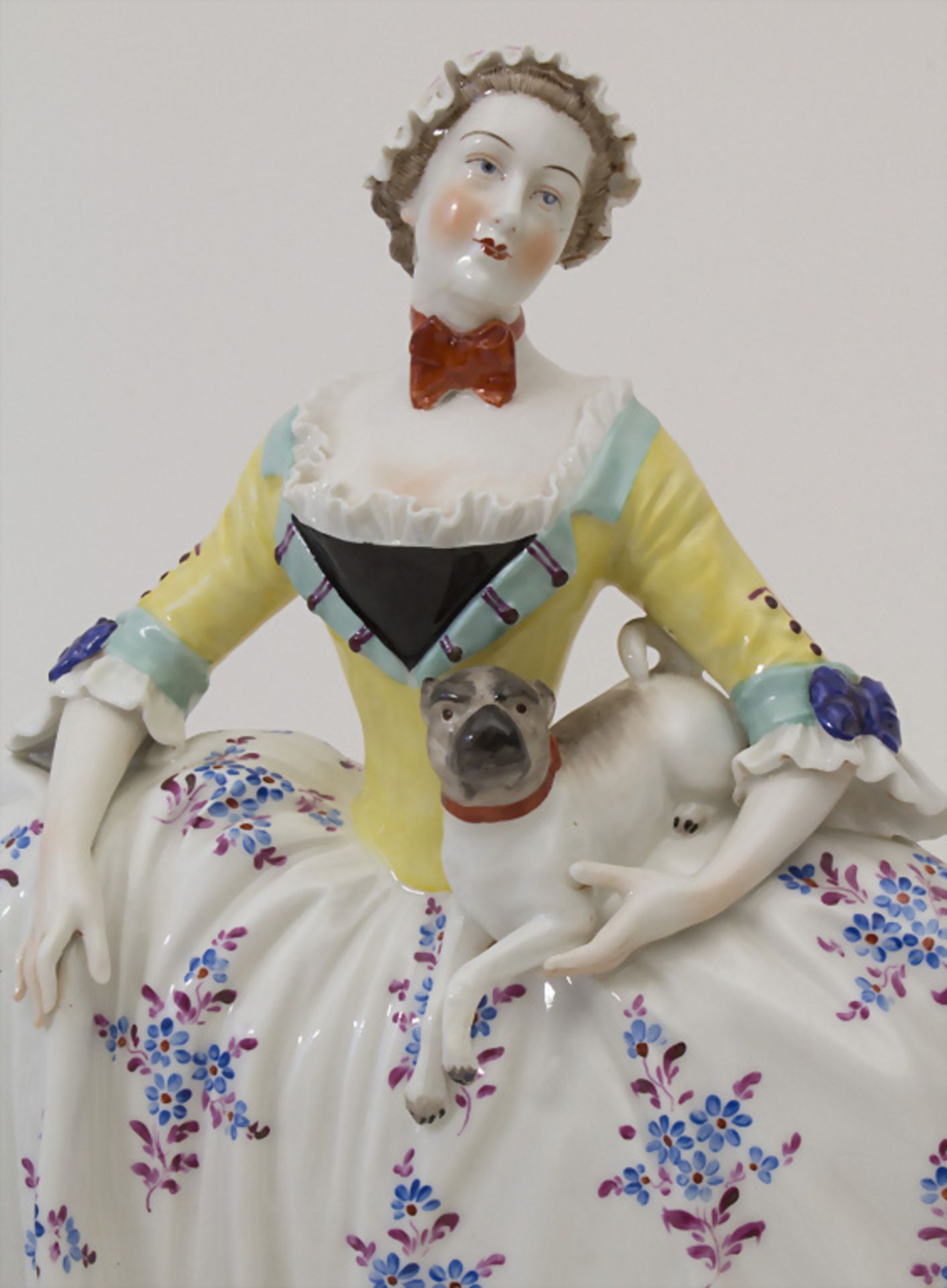 Große Figurengruppe einer Dame mit 2 Möpsen / A large figural group of a lady with 2 pug dogs, ... - Image 7 of 9