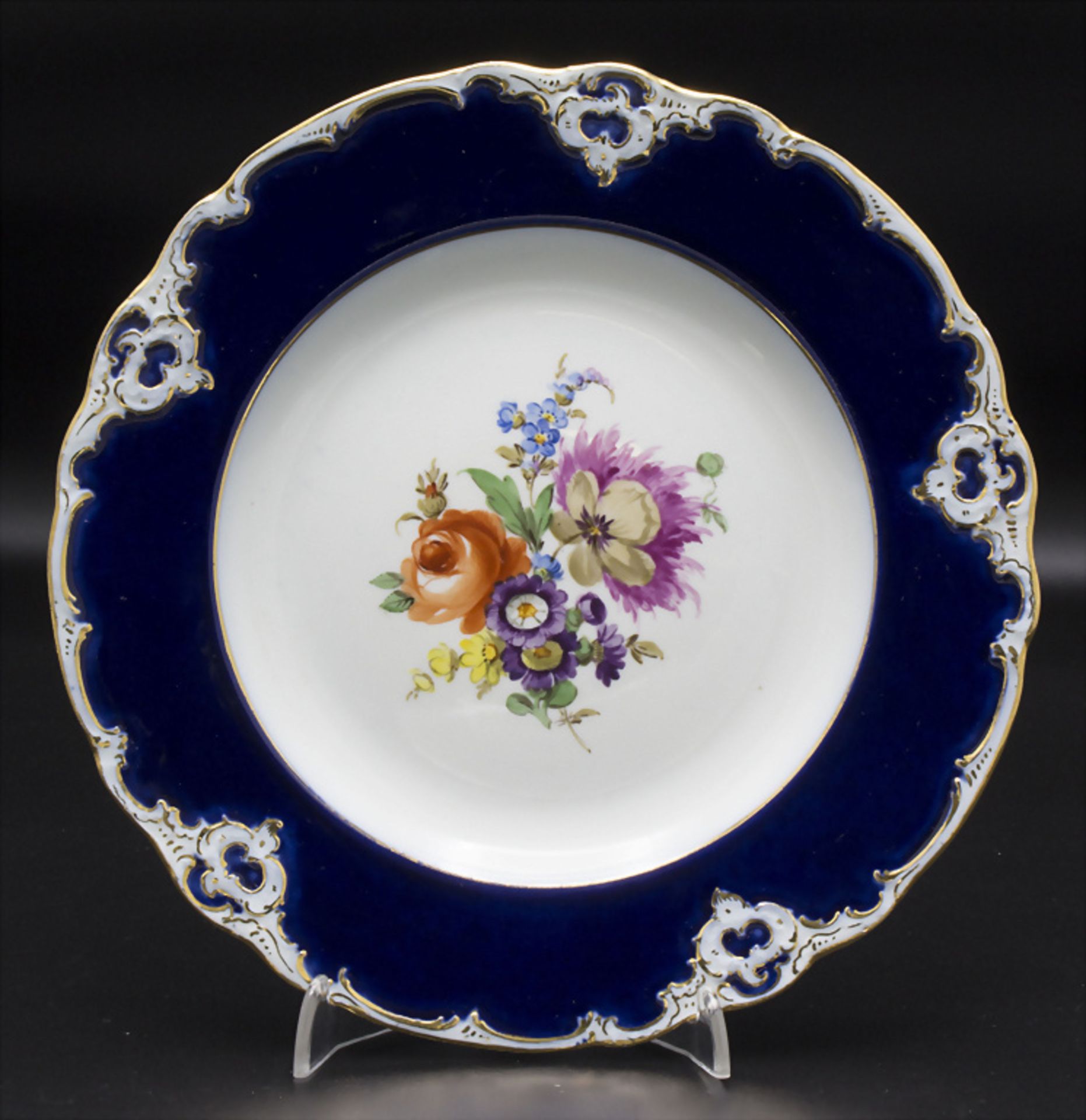 Prunkteller mit Blumenmalerei / A splendid plate with flowers, Meissen, 20. Jh.