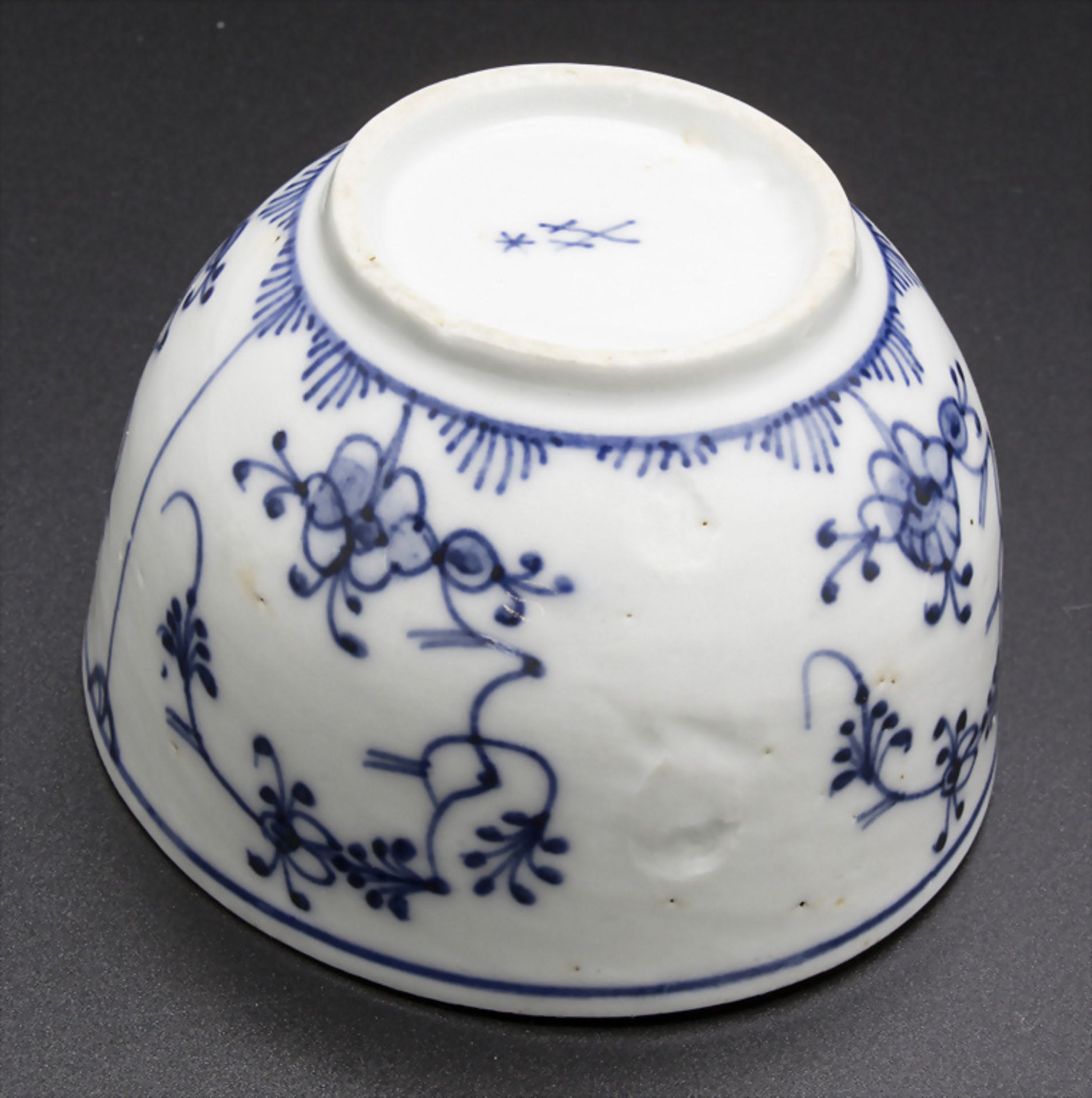 Koppchen mit Blaumalerei / A coupling with blue Indian pattern, Meissen, Marcolini-Periode, um 1780 - Image 4 of 5