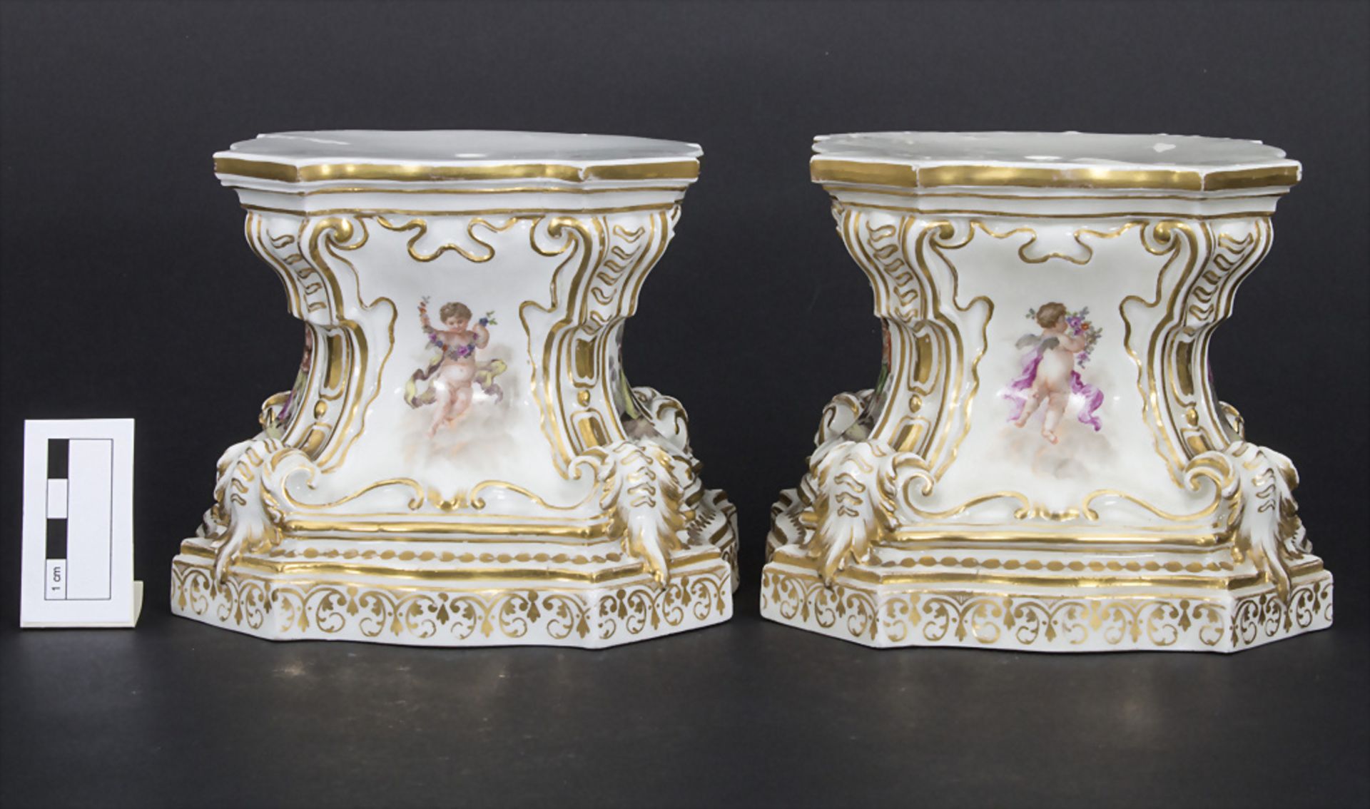 Paar Postamente mit Watteau Szenen / A pair of early pedestals with Watteau scenes, Meissen, ... - Image 2 of 17