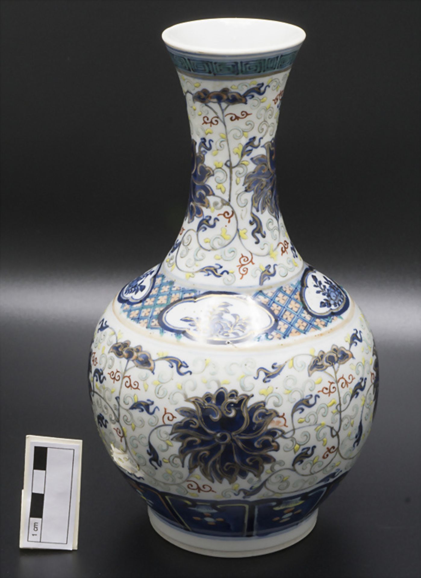 Seltene Doucai-Ziervase / A rare decorative Doucai porcelain vase, China, Qing-Dynastie ... - Bild 2 aus 8