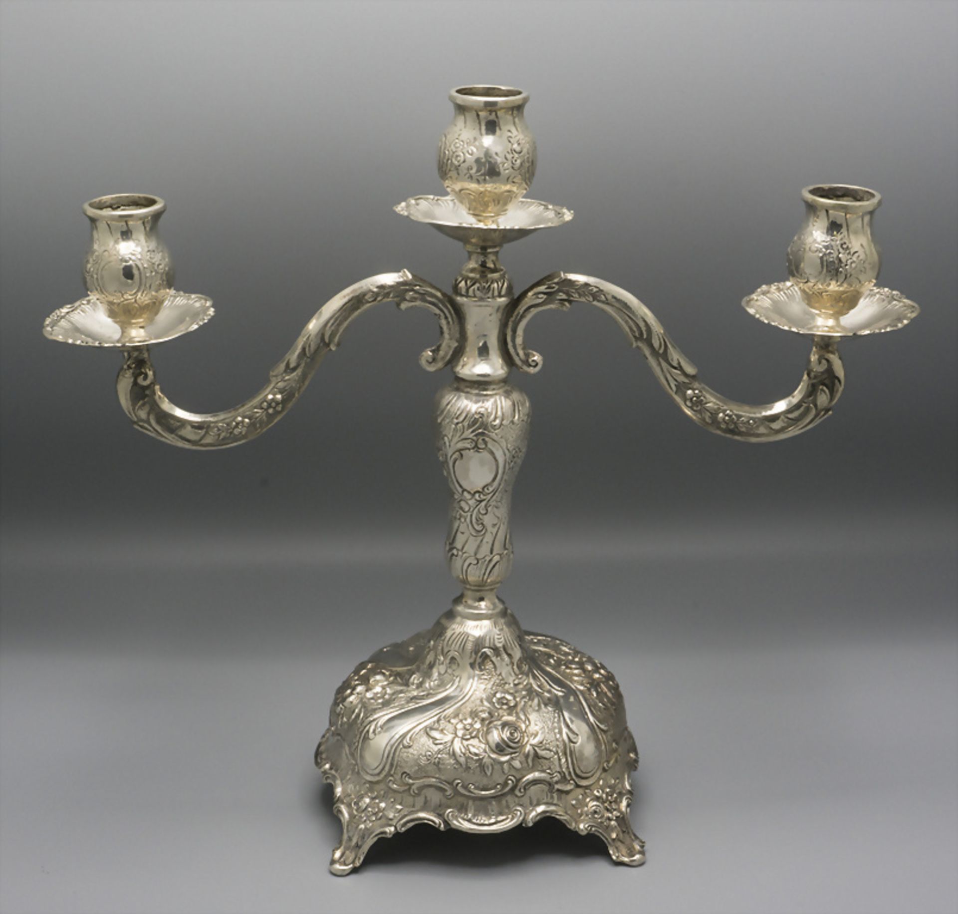 Dreiarmiger Kerzenleuchter / A silver candleholder, deutsch, 20. Jh. - Image 3 of 8