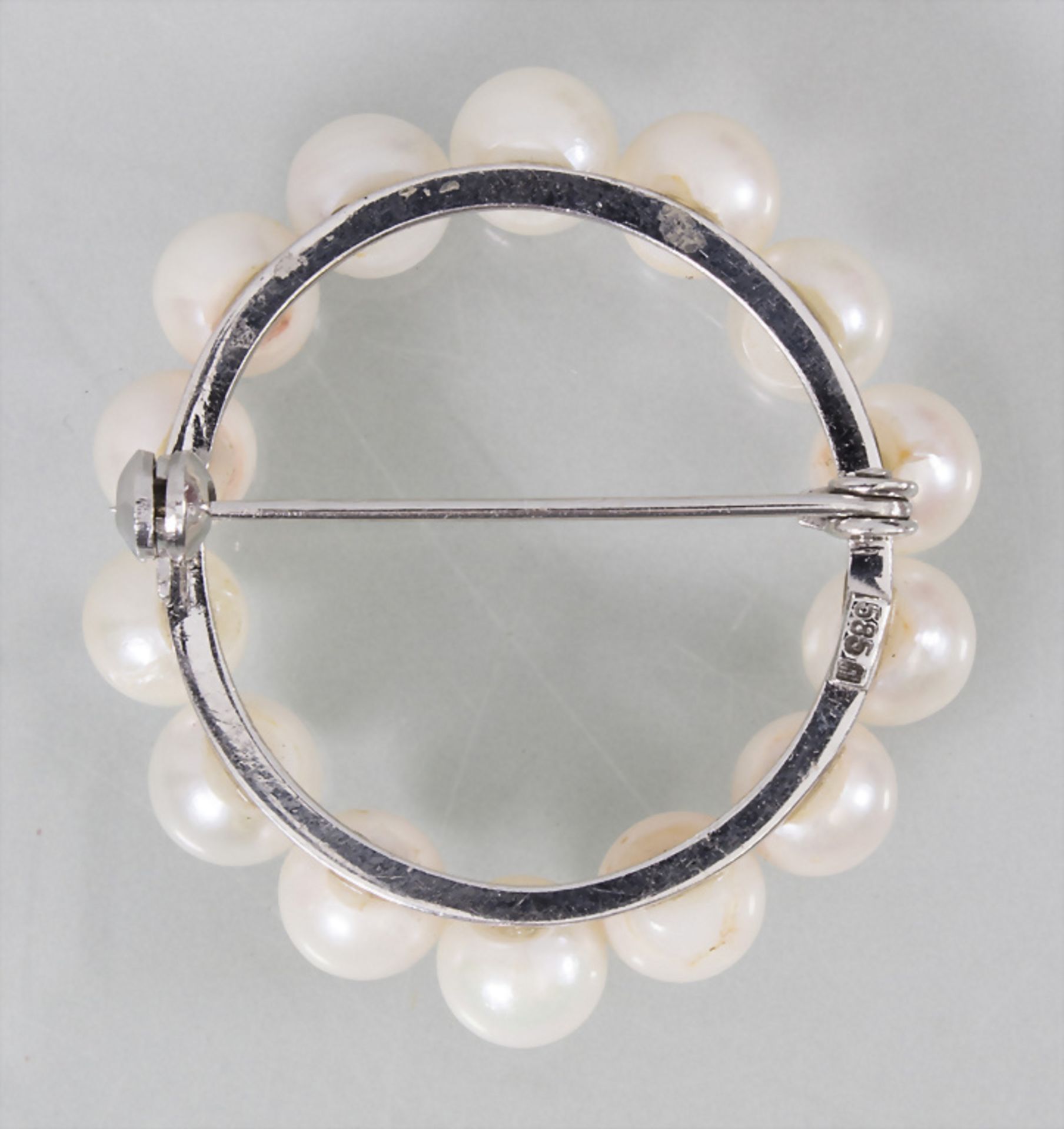 Brosche in Weißgold mit Perlen / A 14k white gold brooch with pearls - Bild 2 aus 3
