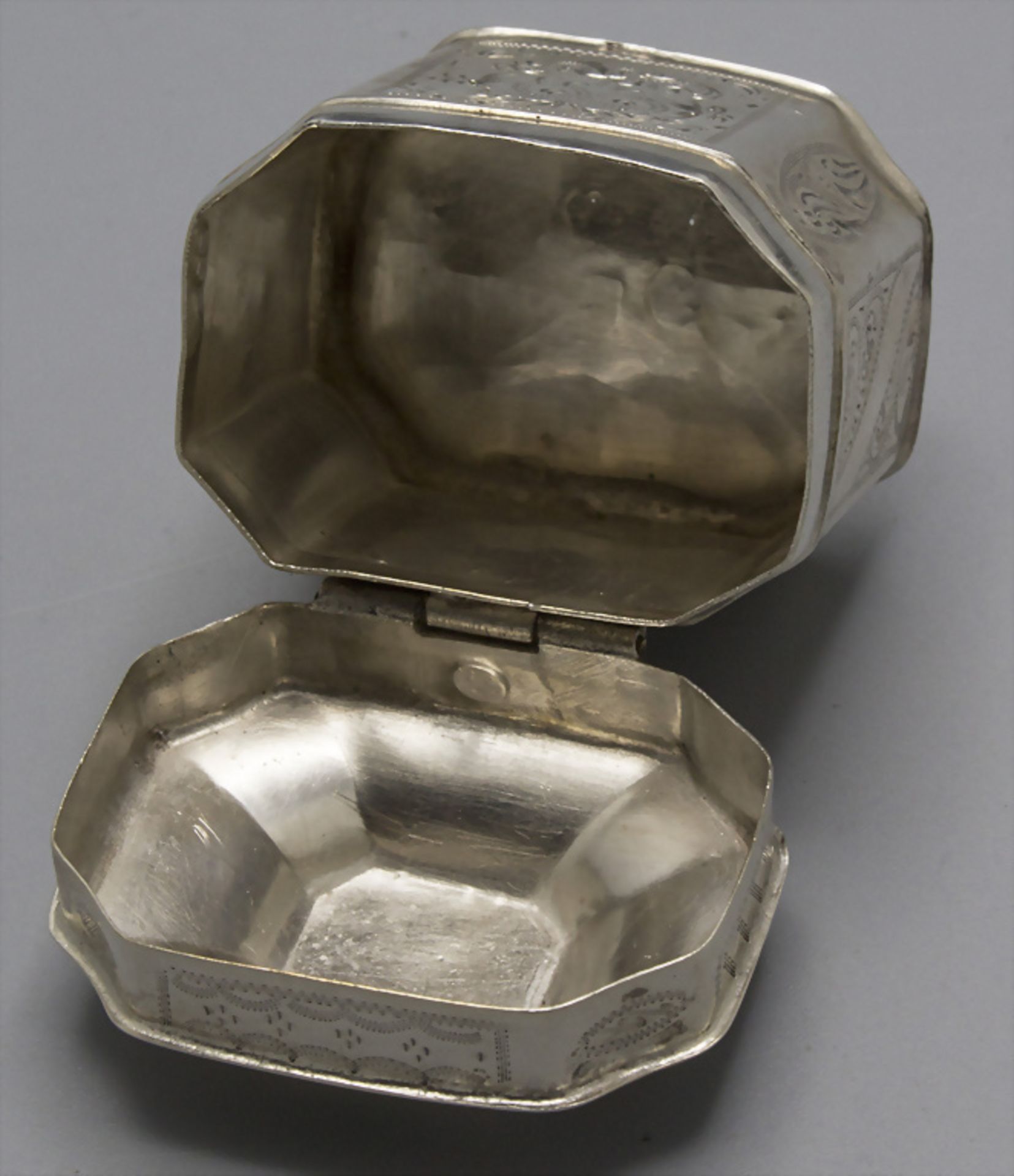 Tabatiere / Schnupftabakdose / A silver snuff box, Niederlande / Nederland, um 1833 - Image 5 of 8