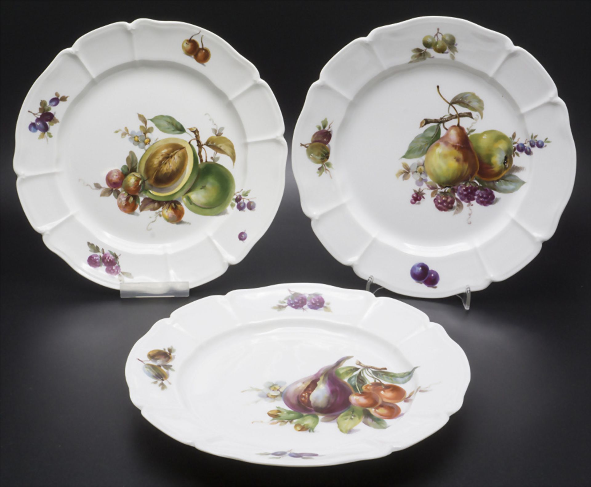 3 Teller mit Beeren- und Früchtemalerei / 3 plates with fruits and berries, Nymphenburg, ...