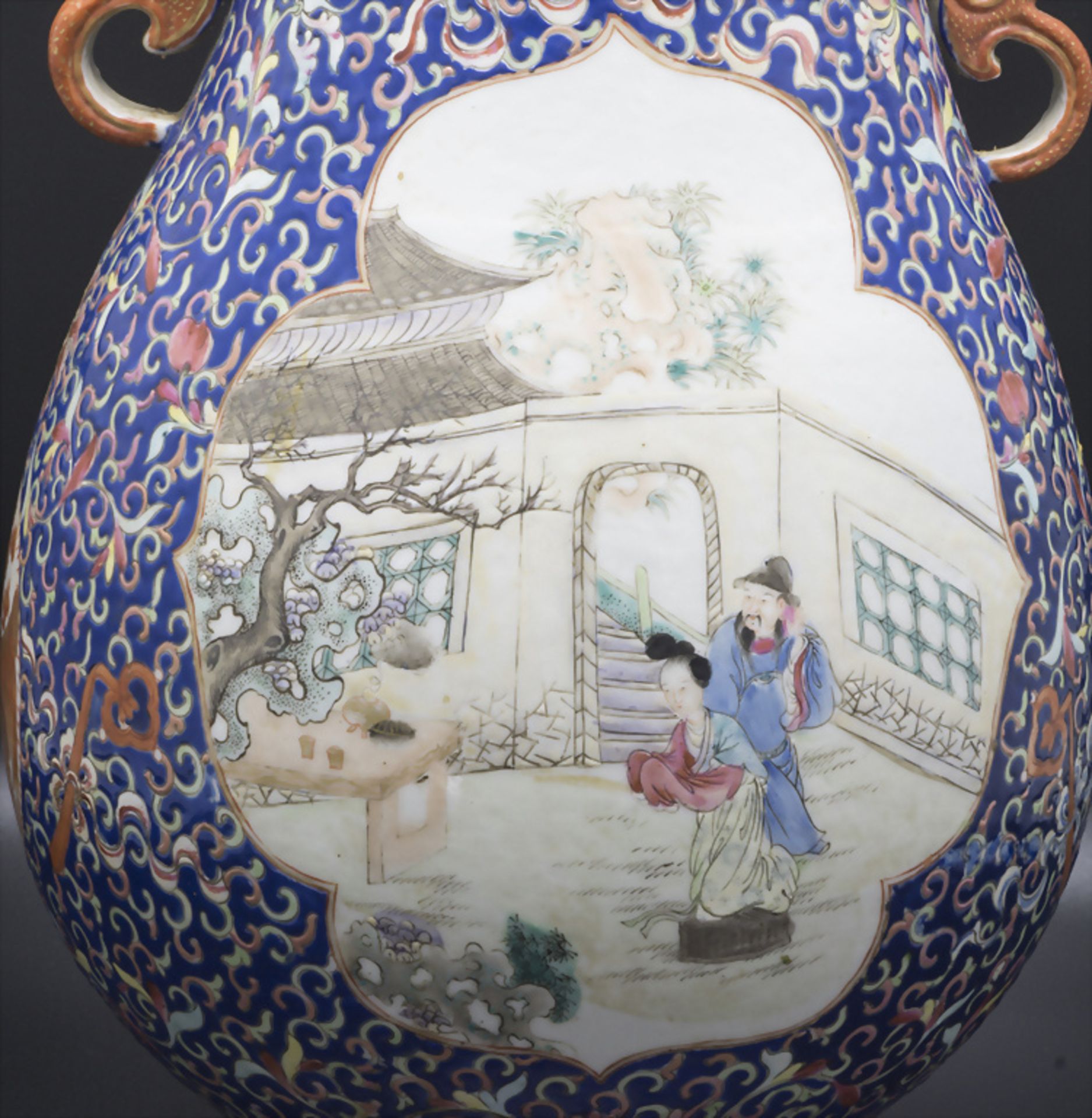 Ziervase / A decorative porcelain vase, China, Qing-Dynastie (1644-1911), gemarkt Qianlong ... - Bild 5 aus 10