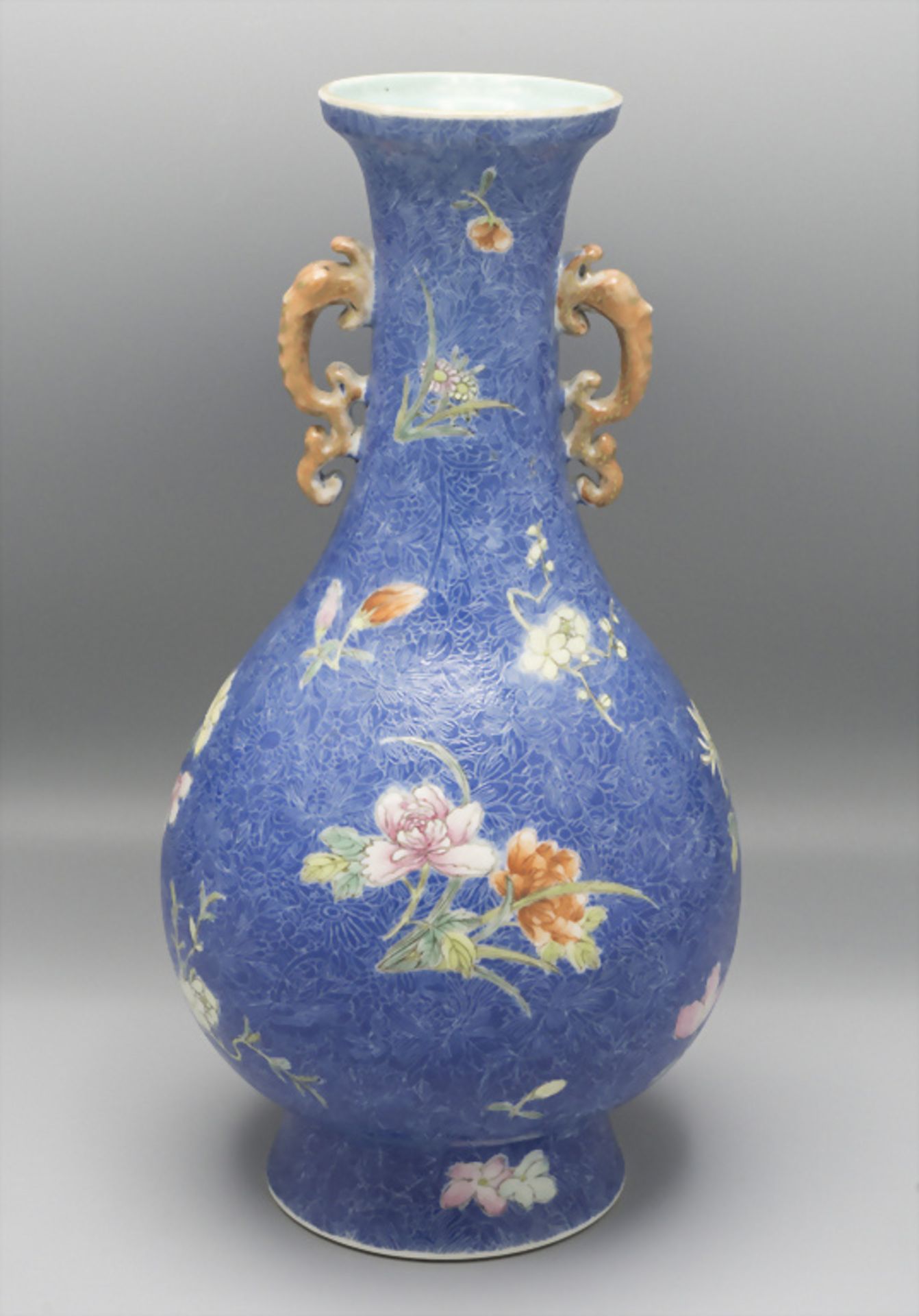 Seltene 'BLUE-GROUND'- Porzellan Ziervase / A rare Blue-Ground porcelain decorative vase, ...