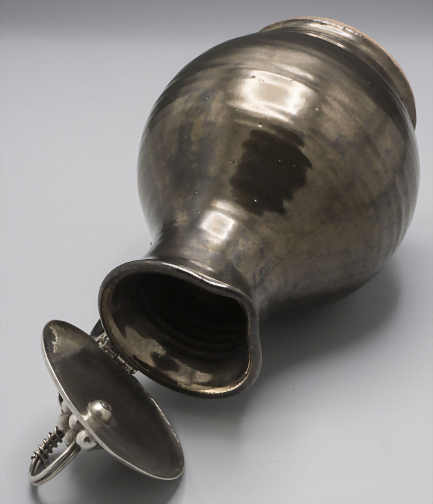 Jugendstil Weinkrug / A silver wine jug, Schleissner & Söhne, Hanau, um 1915 - Image 3 of 6