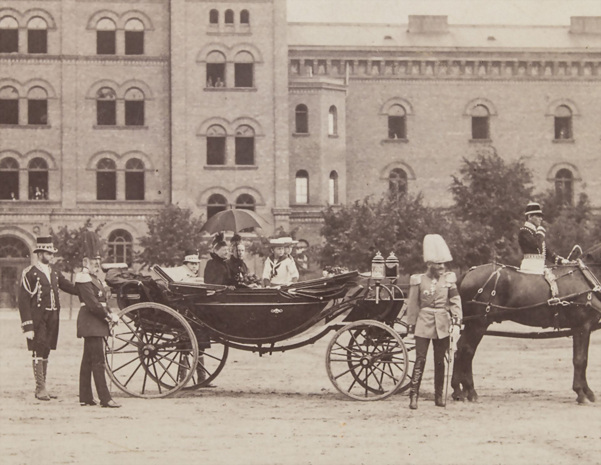 Historisches Foto 'Kaiser Wilhelm mit Familie' / A historic photo 'Emperor Wilhelm and his family' - Image 2 of 2