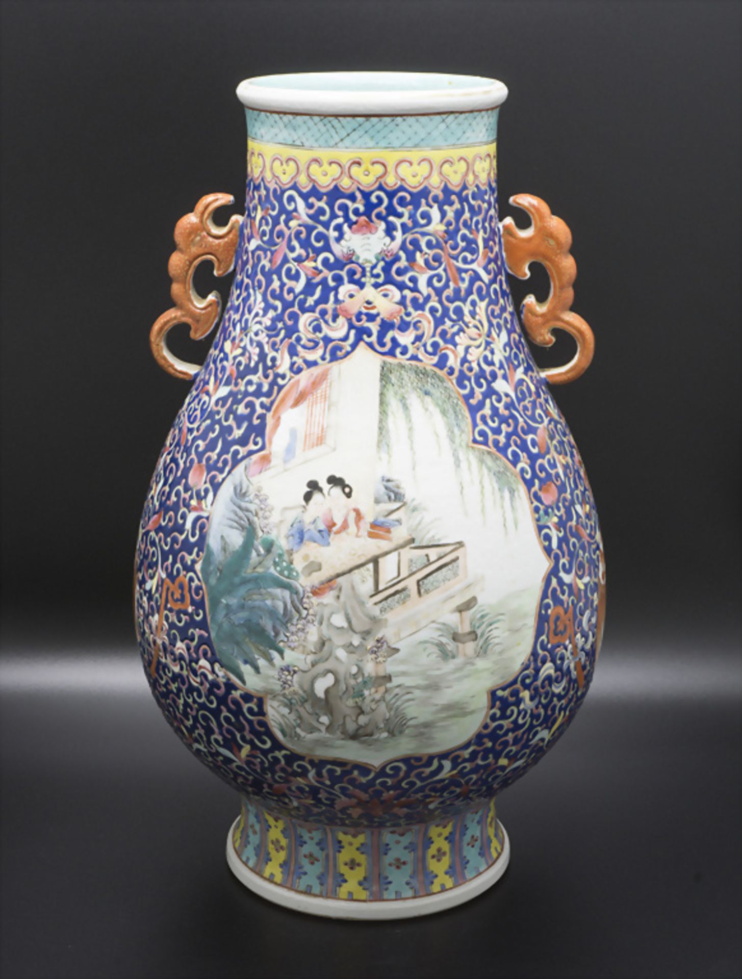 Ziervase / A decorative porcelain vase, China, Qing-Dynastie (1644-1911), gemarkt Qianlong ...