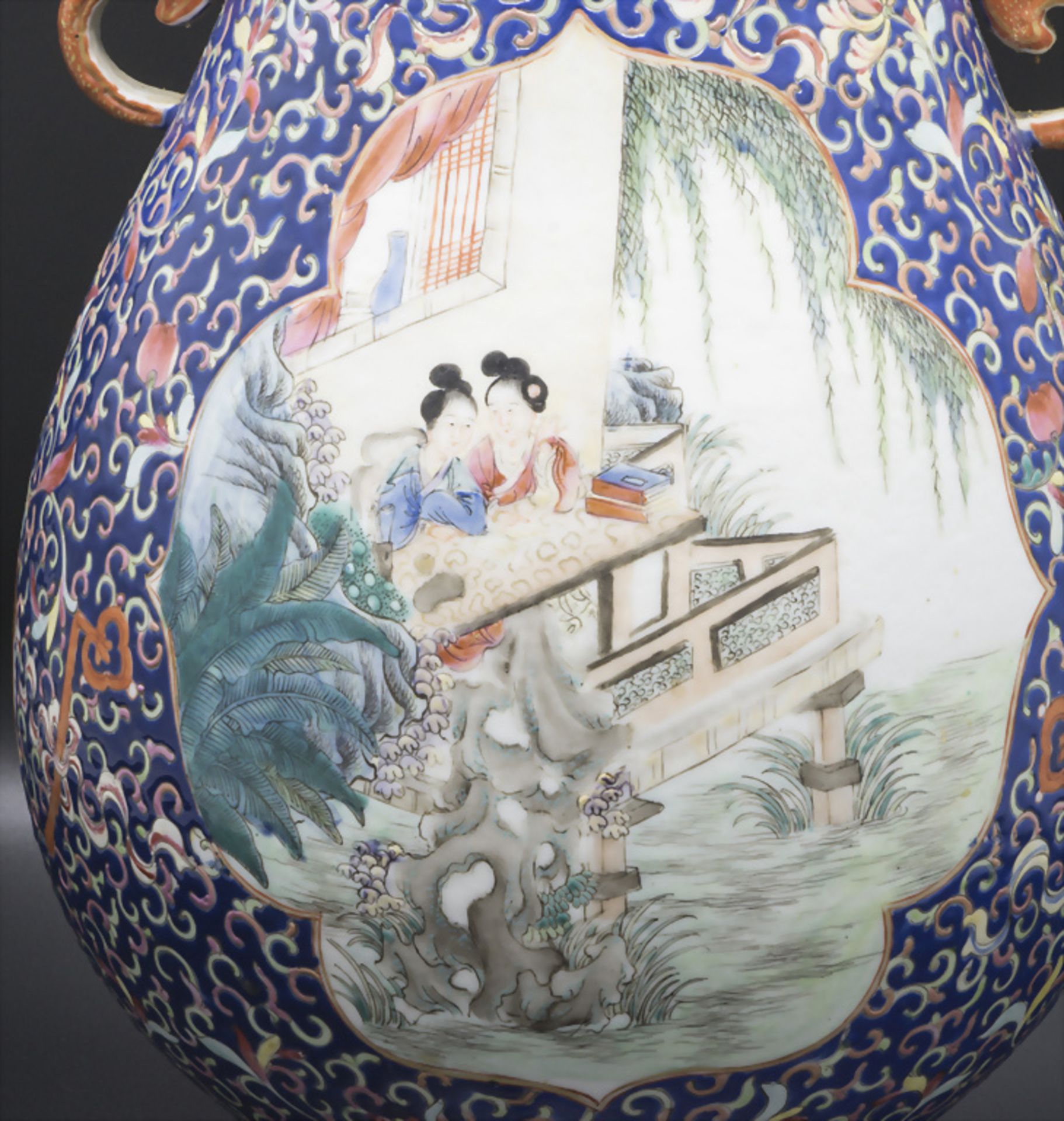 Ziervase / A decorative porcelain vase, China, Qing-Dynastie (1644-1911), gemarkt Qianlong ... - Bild 2 aus 10